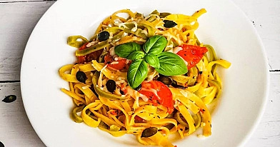 Tagliatelle juostiniai makaronai su daržovėmis ir parmezano sūriu