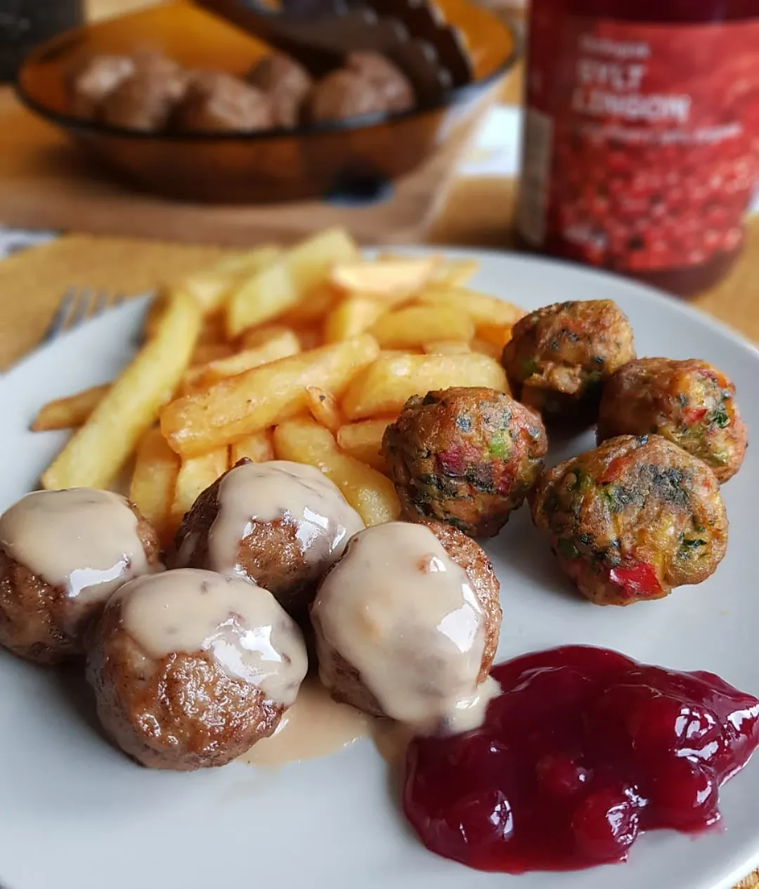 Mėsos kukuliai su ryžiais ir morkomis, baltame padaže