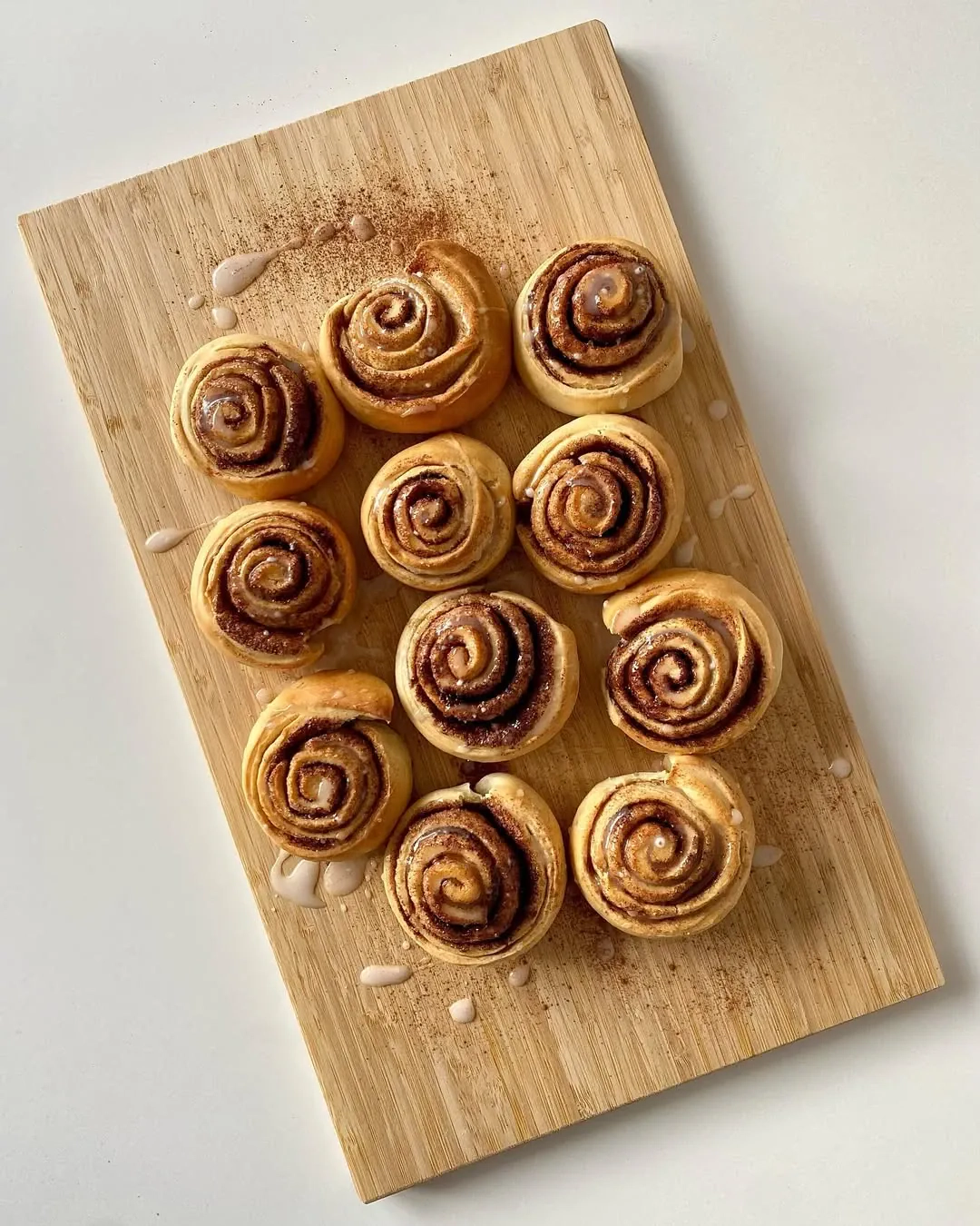 Sluoksniuotos tešlos bandelės su razinomis ir cinamonu