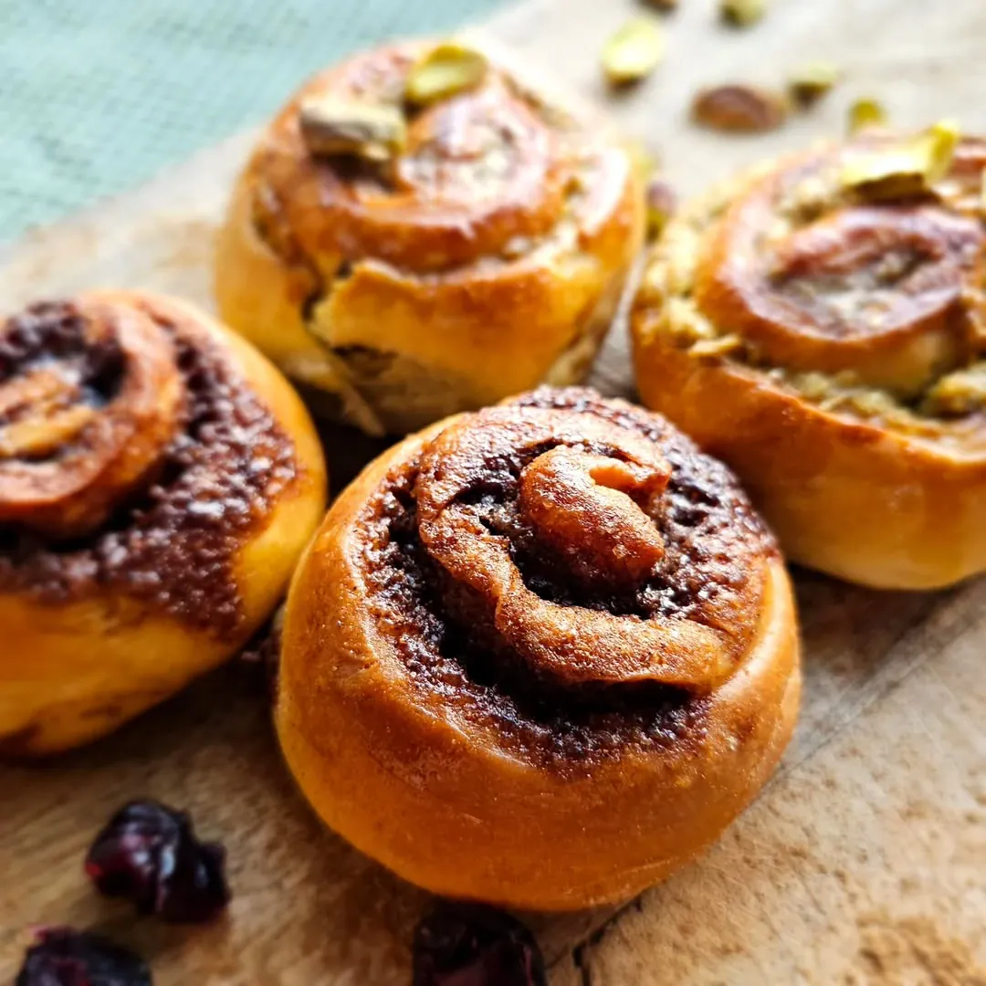 Sluoksniuotos tešlos bandelės su cinamonu