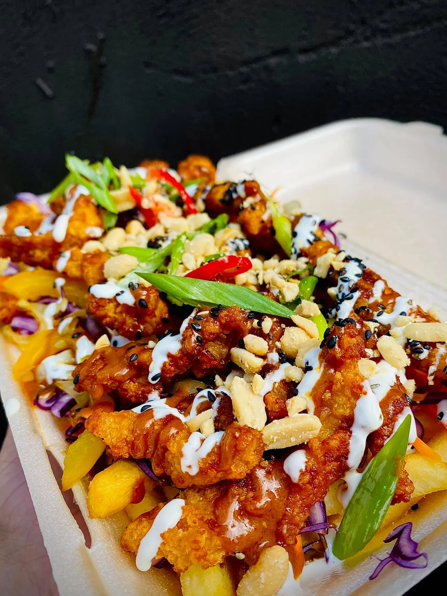 Asian loaded fries - keptos bulvytės su traškia vištiena ir tofu