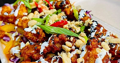 Asian loaded fries - keptos bulvytės su traškia vištiena ir tofu