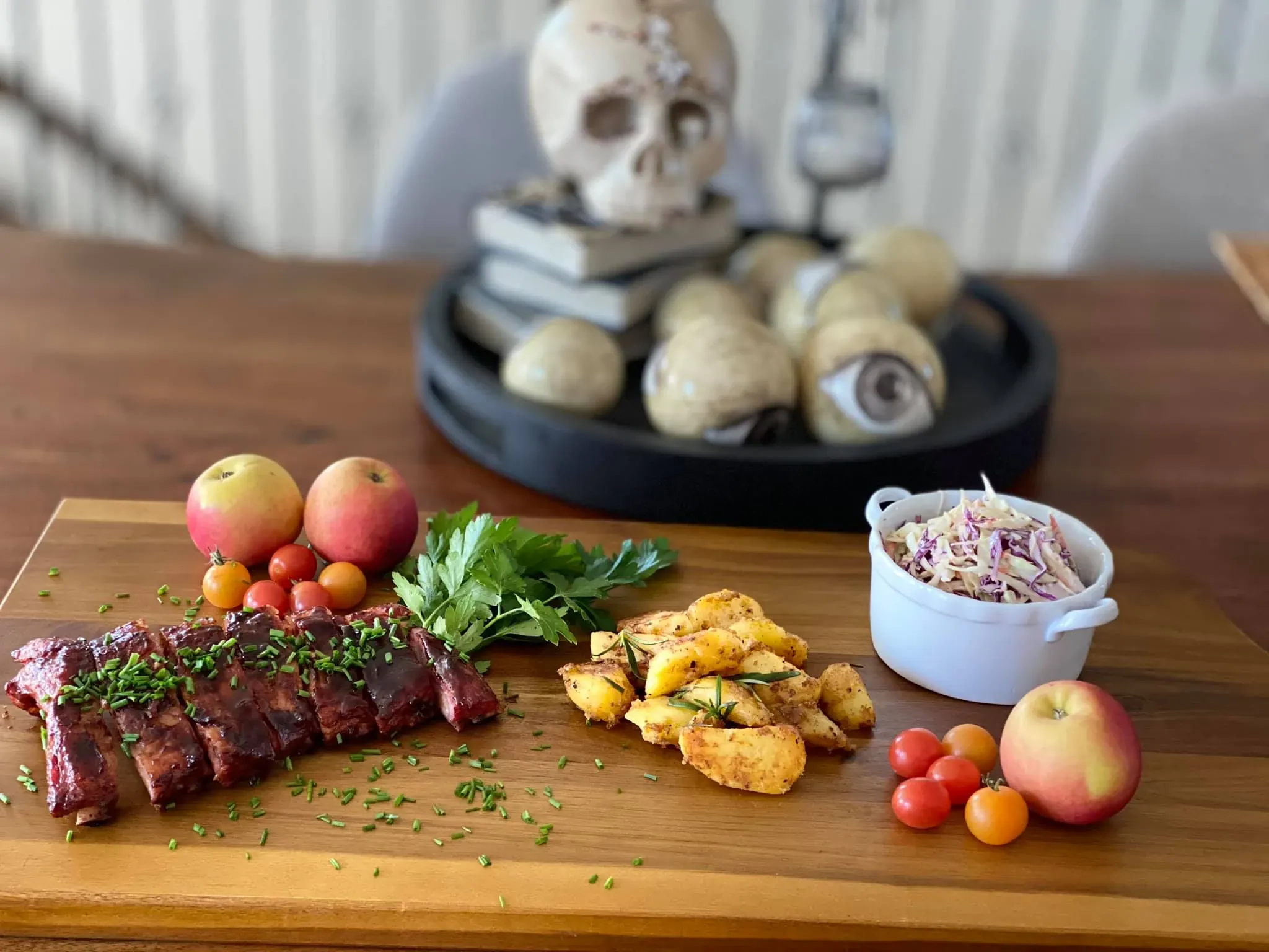 Kepti ir rūkyti kiaulienos šonkauliai kamado kepsninėje pagal 3-2-1 metodą