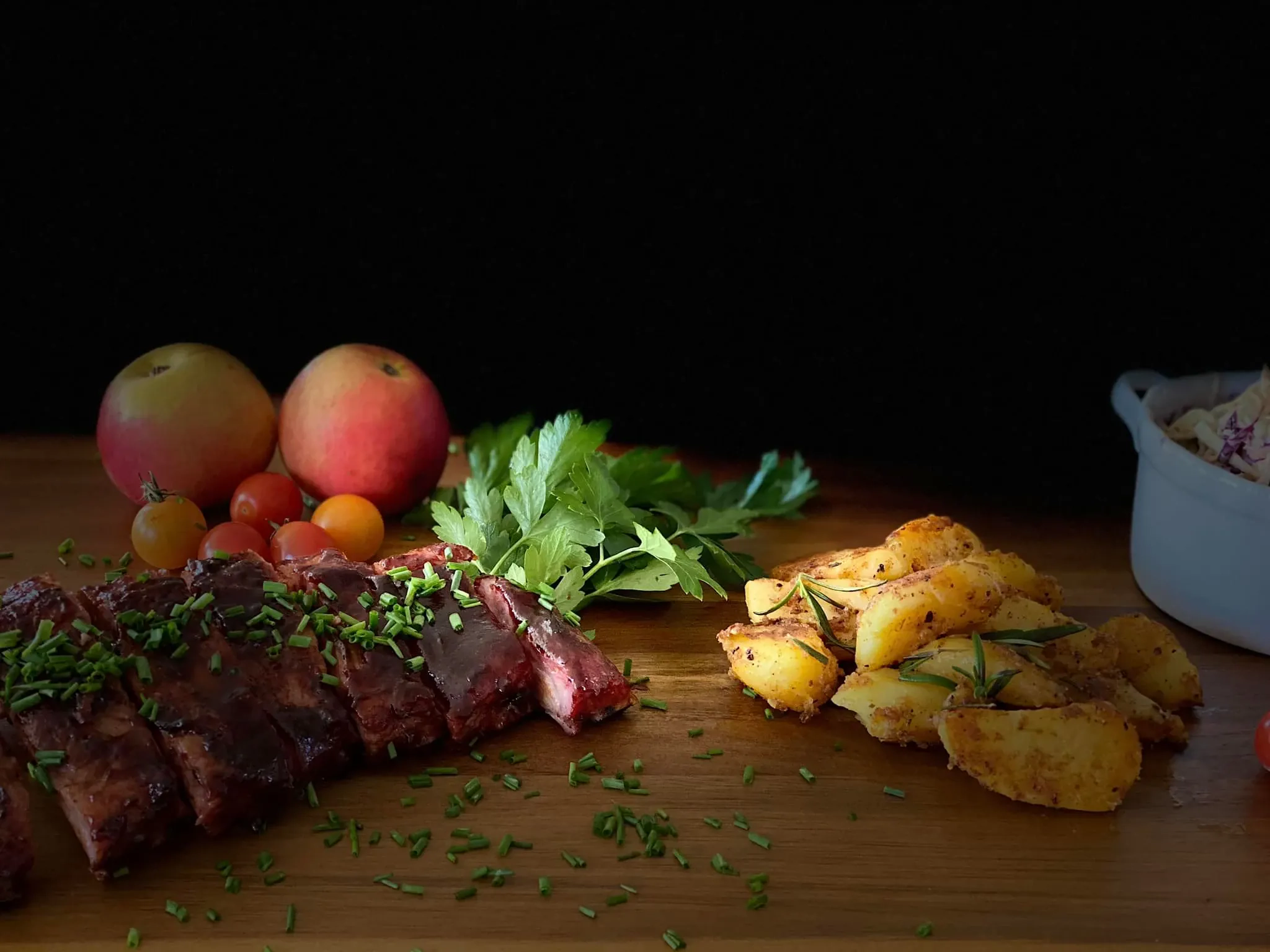 Kepti ir rūkyti kiaulienos šonkauliai kamado kepsninėje pagal 3-2-1 metodą