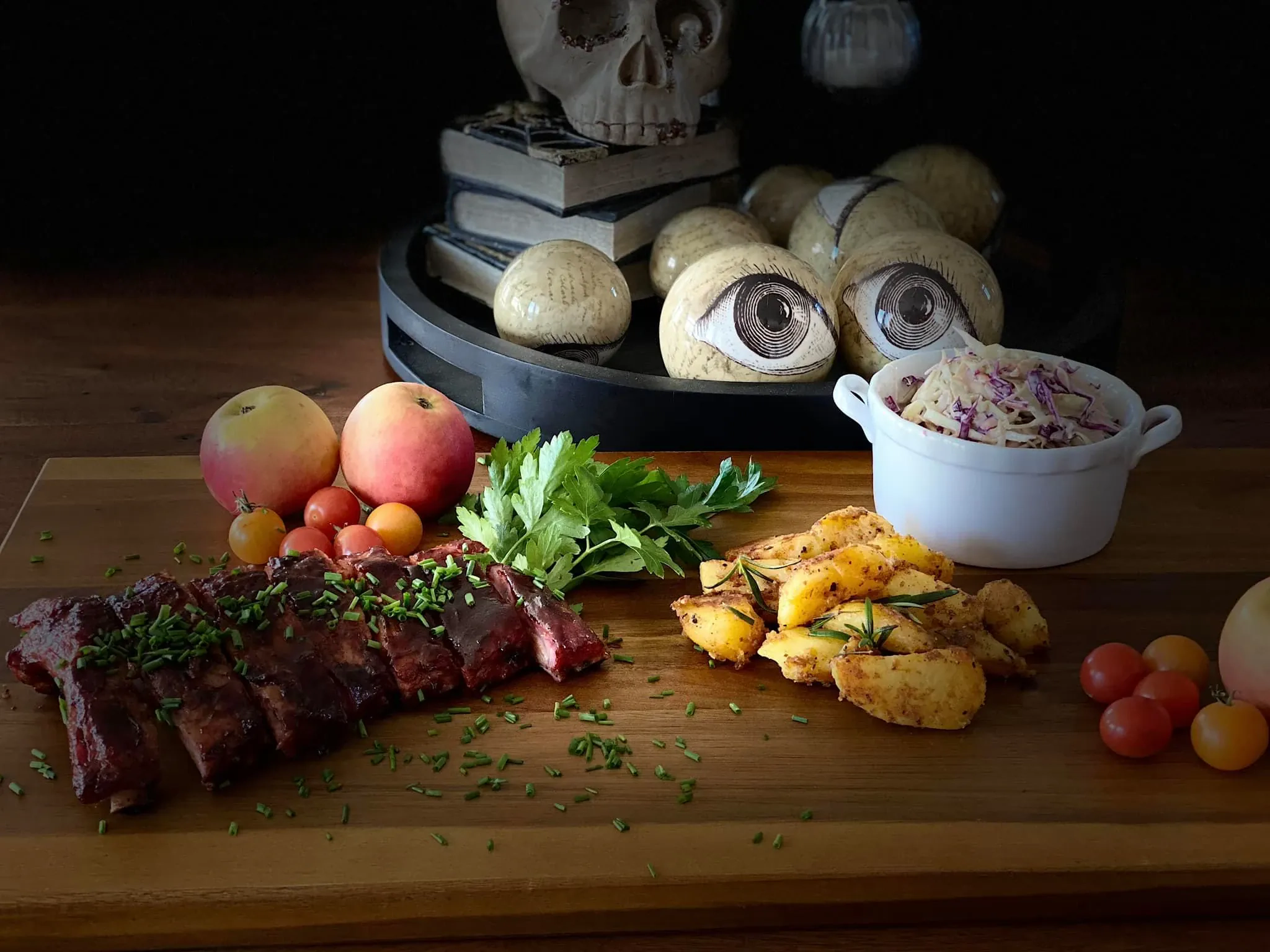 Kepti ir rūkyti kiaulienos šonkauliai kamado kepsninėje pagal 3-2-1 metodą