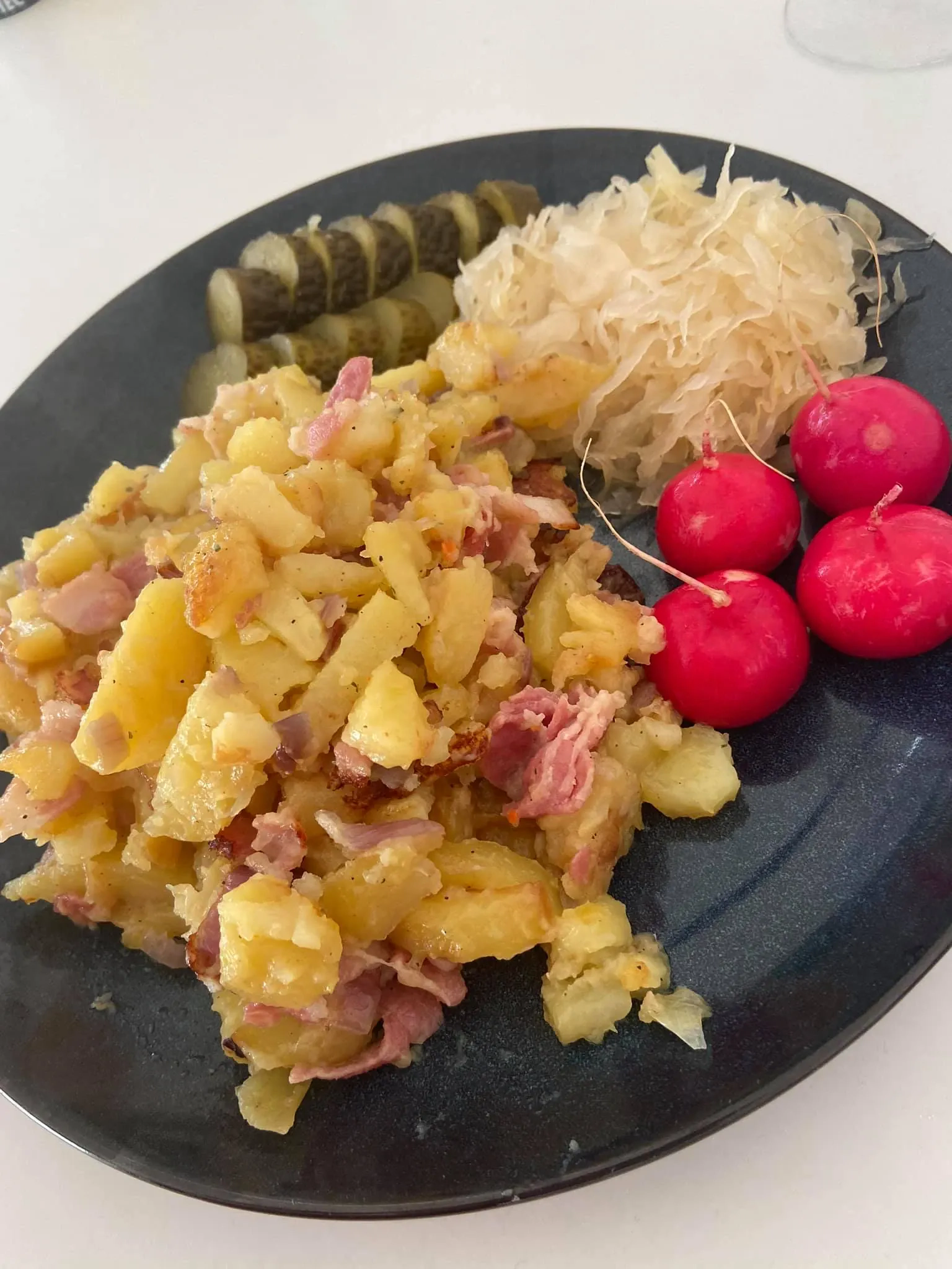 Keptos bulvytės su šonine ir svogūnais