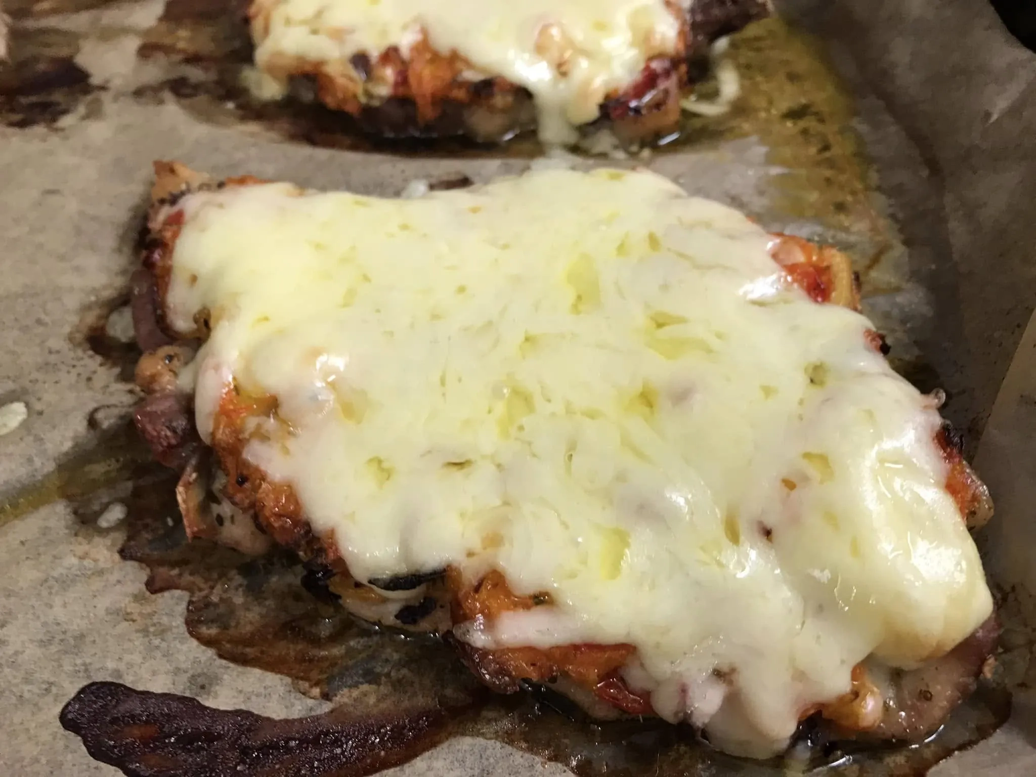 Lokio pėda - kiaulienos sprandinės kepsnys su sūriu ir majonezu, orkaitėje