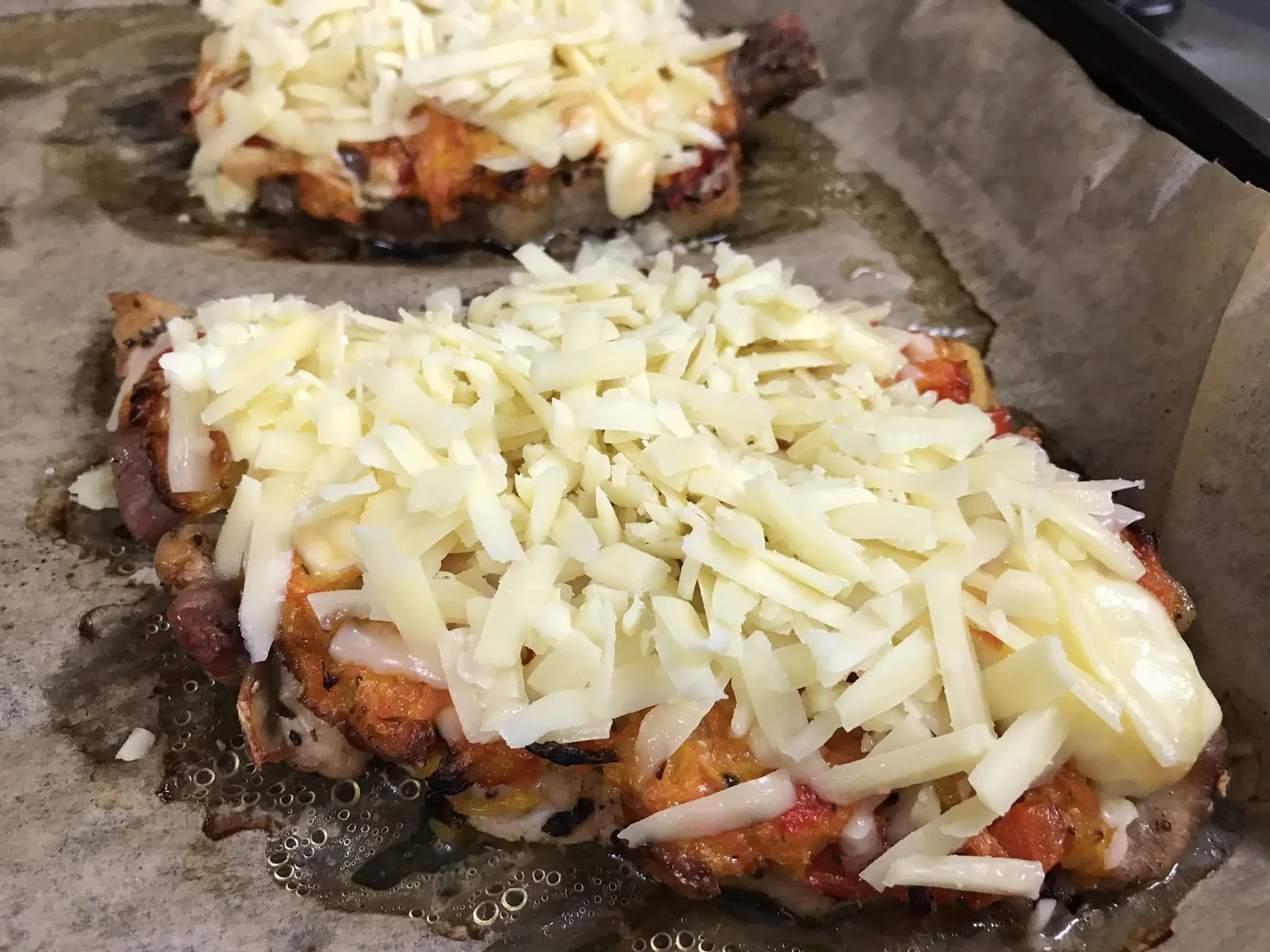 Lokio pėda - kiaulienos sprandinės kepsnys su sūriu ir majonezu, orkaitėje