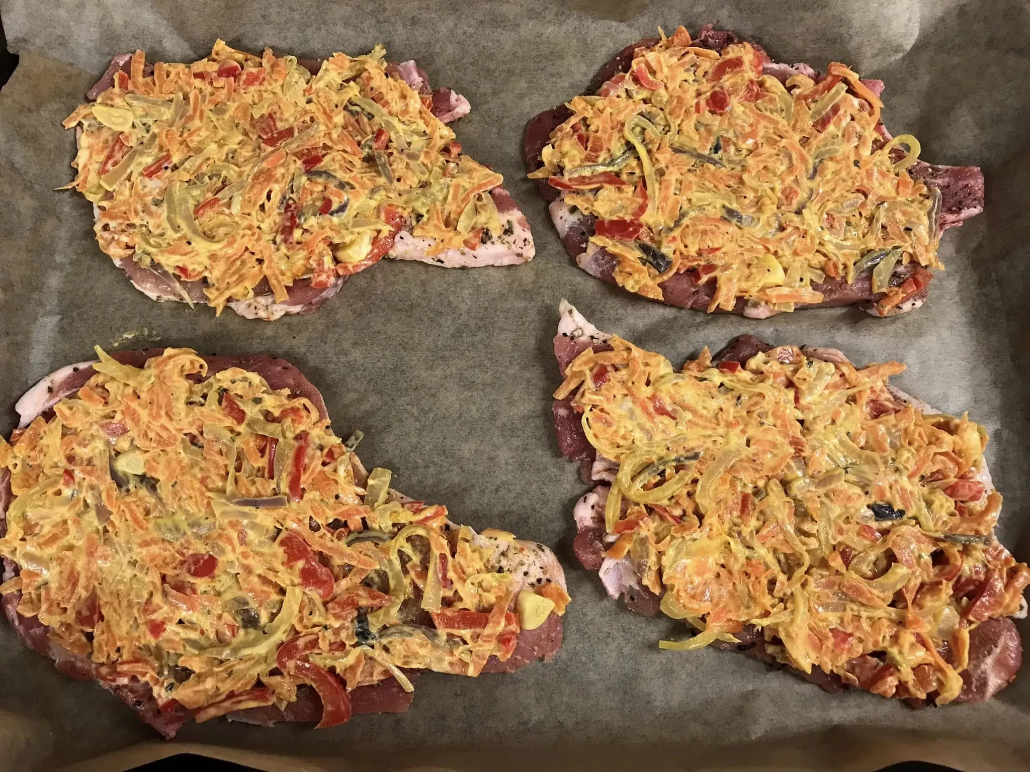 Lokio pėda - kiaulienos sprandinės kepsnys su sūriu ir majonezu, orkaitėje