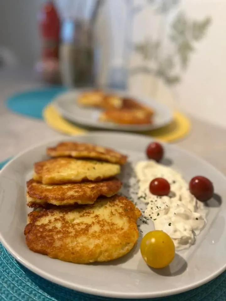 Greičiausiai pagaminami bulviniai blynai, tarkuoti per burokinę tarką su grūdėtos varškės padažu