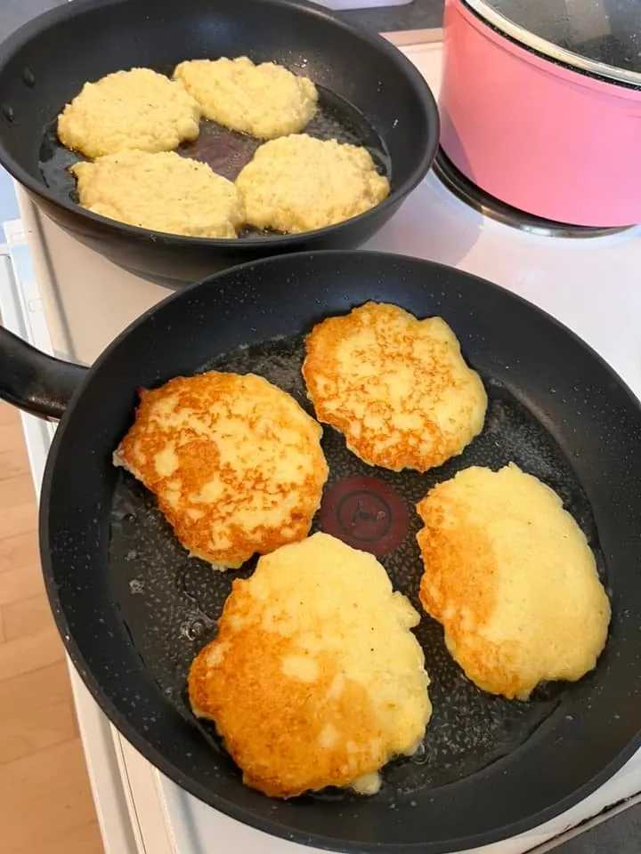 Greičiausiai pagaminami bulviniai blynai, tarkuoti per burokinę tarką su grūdėtos varškės padažu