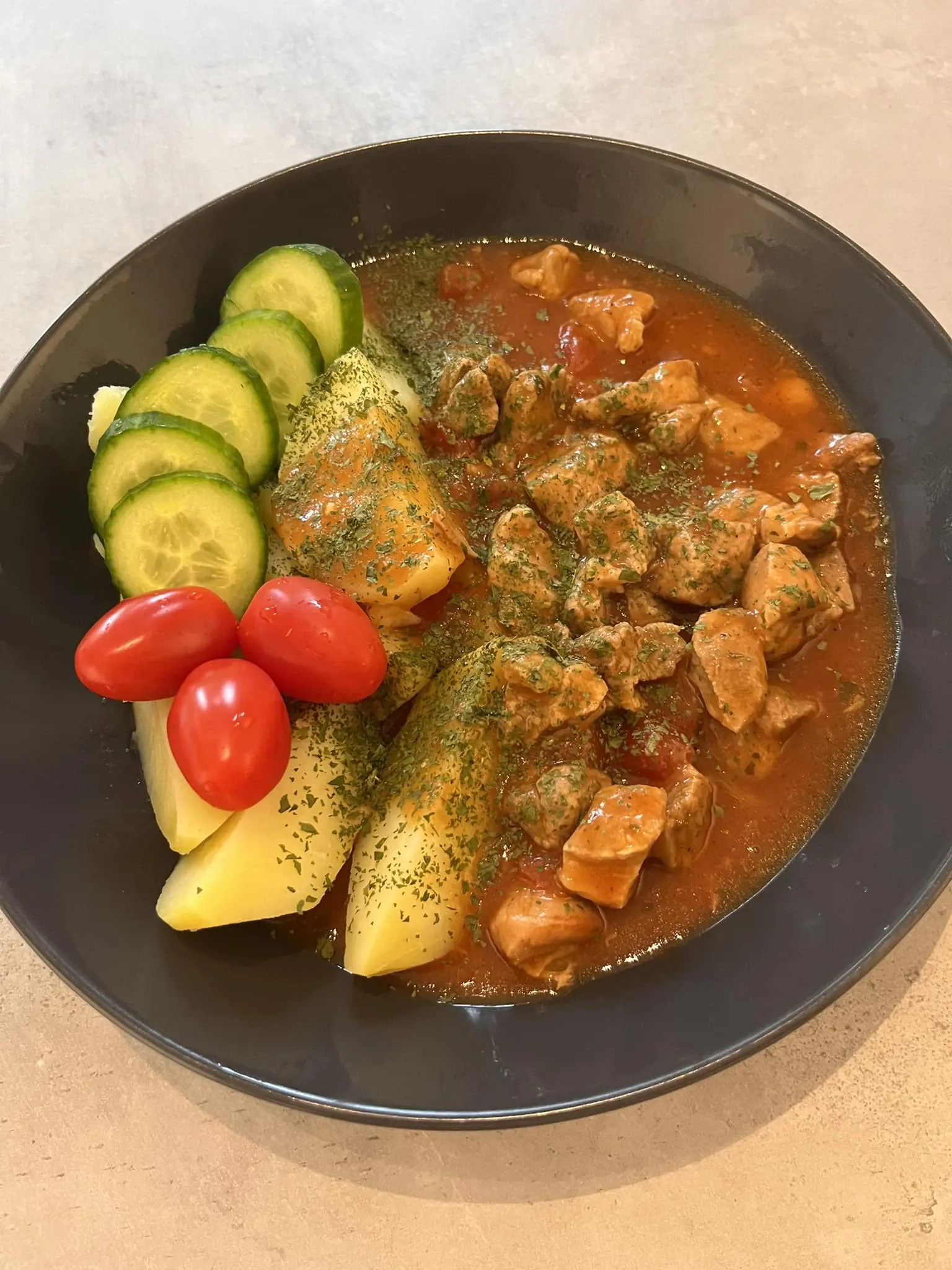 Paprastas kiaulienos guliašas su morkomis ir pomidorų padažu