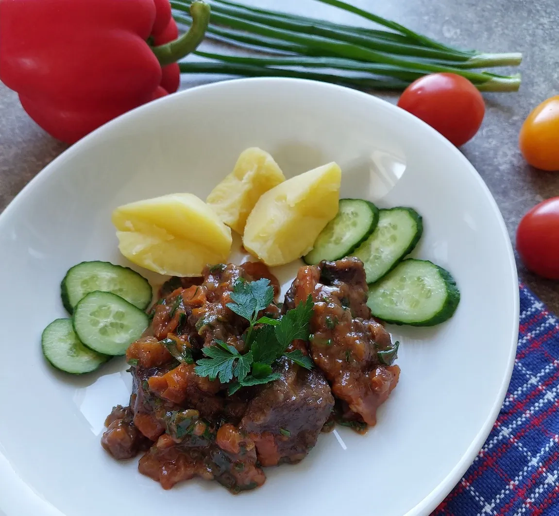 Troškintas jautienos kumpis su daržovėmis