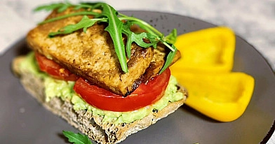 Skrebutis su trintu avokadu, pomidoru, marinuotu tofu ir gražgarstėmis