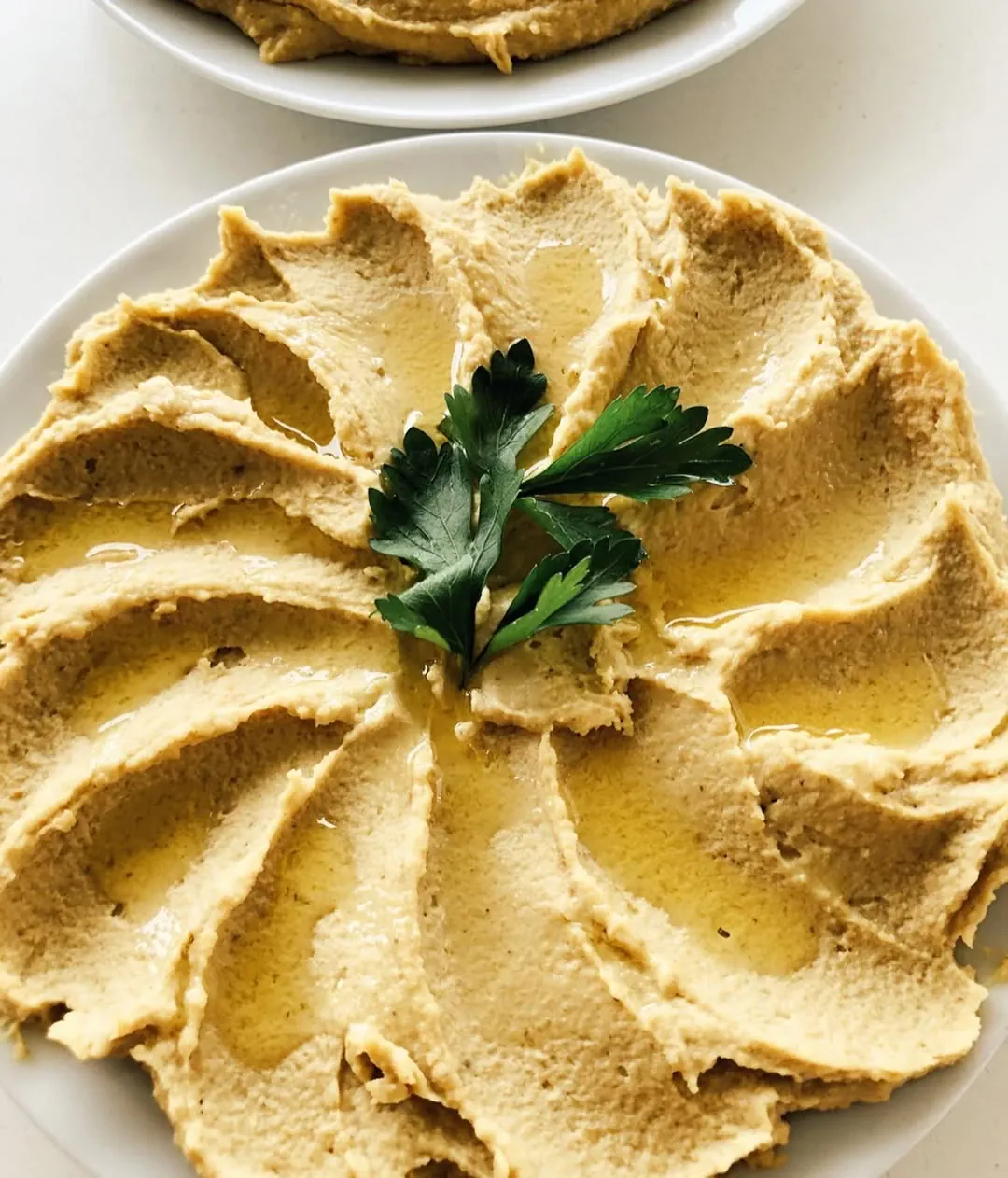 Konservuotų avinžirnių humusas su avokadu ir česnaku