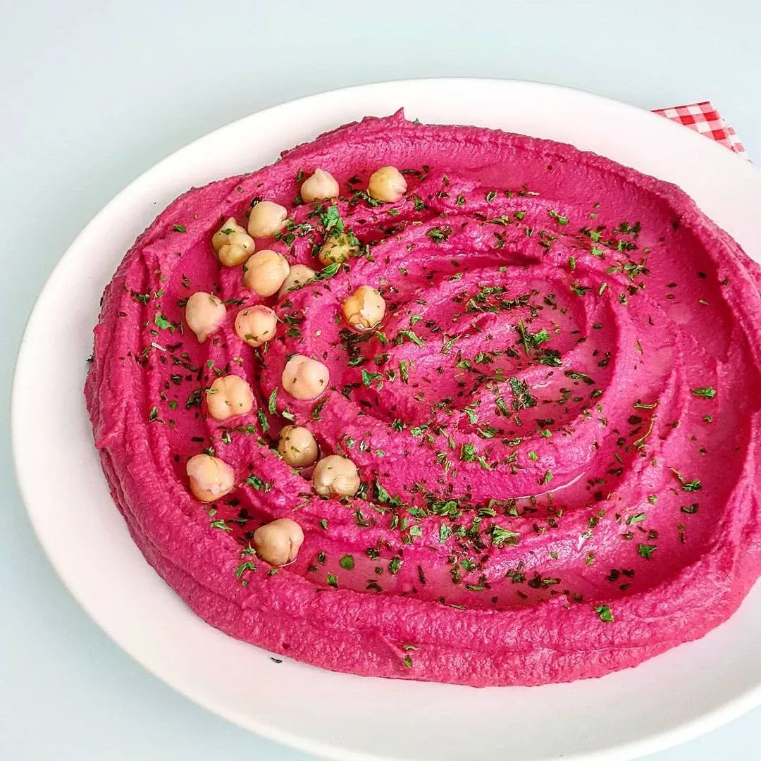 Rožinis burokėlių humusas su virtais avinžirniais