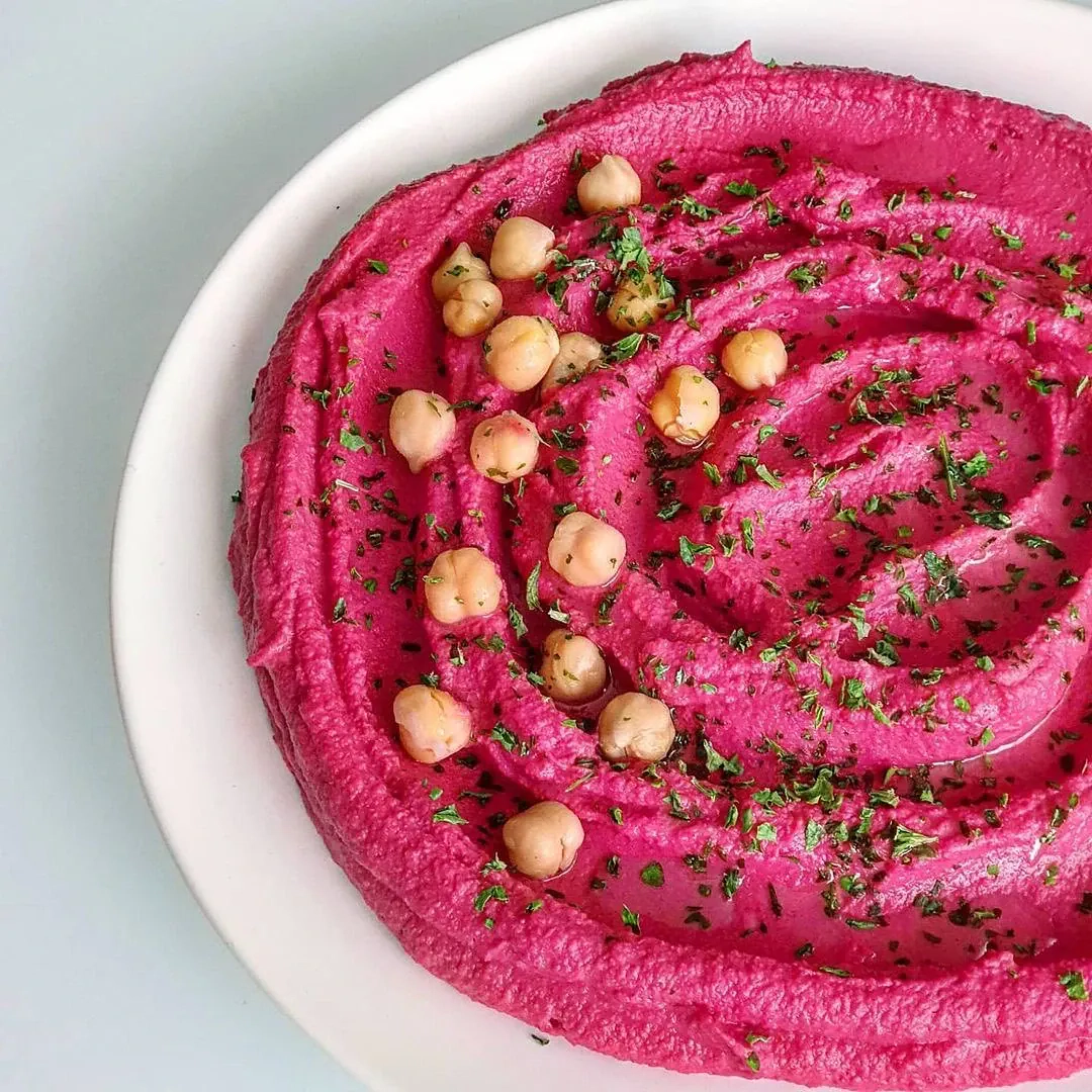 Rožinis burokėlių humusas su virtais avinžirniais