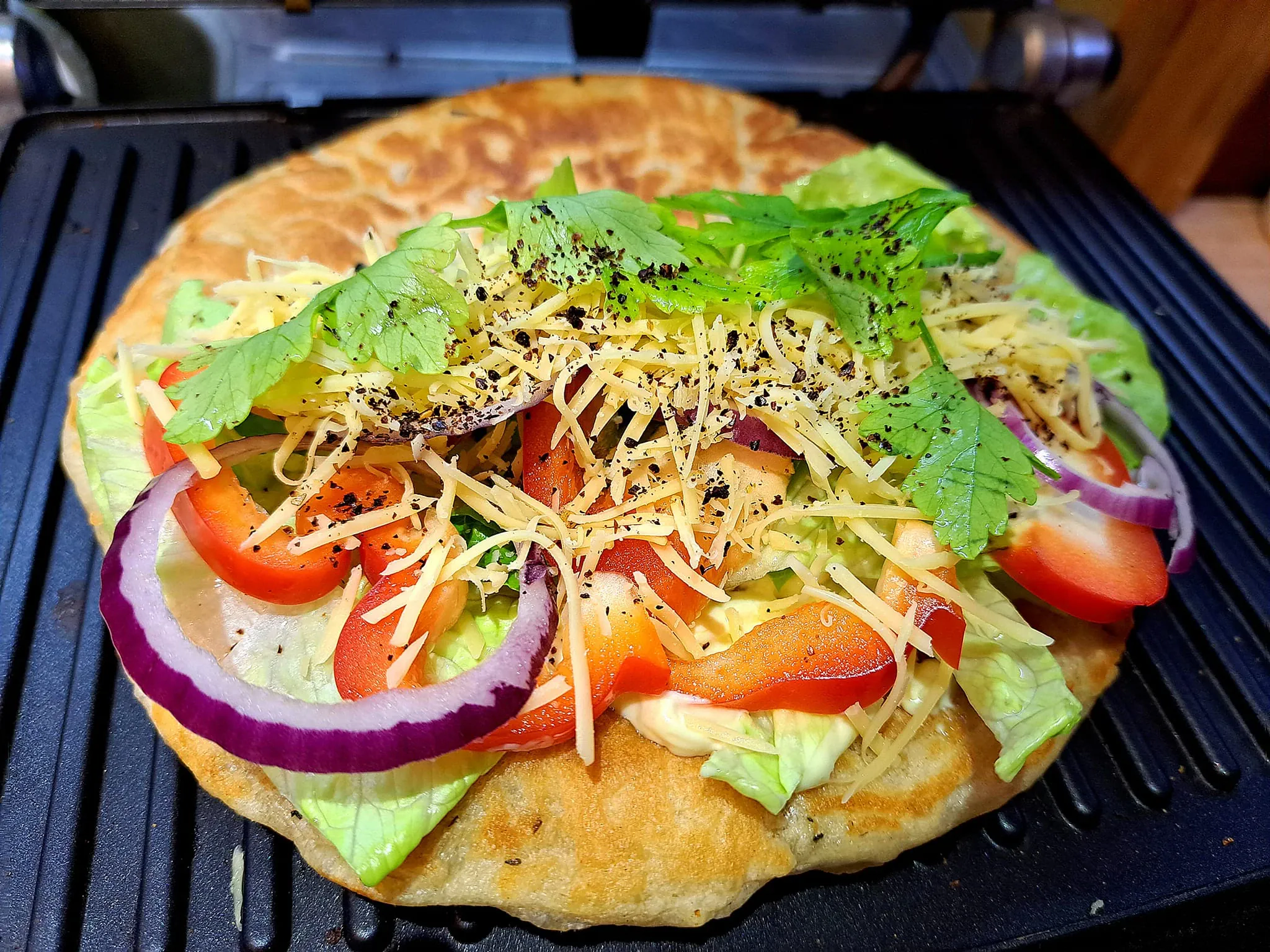 Panini sumuštiniai su kepta vištiena, raudonaisiais svogūnais ir paprikomis