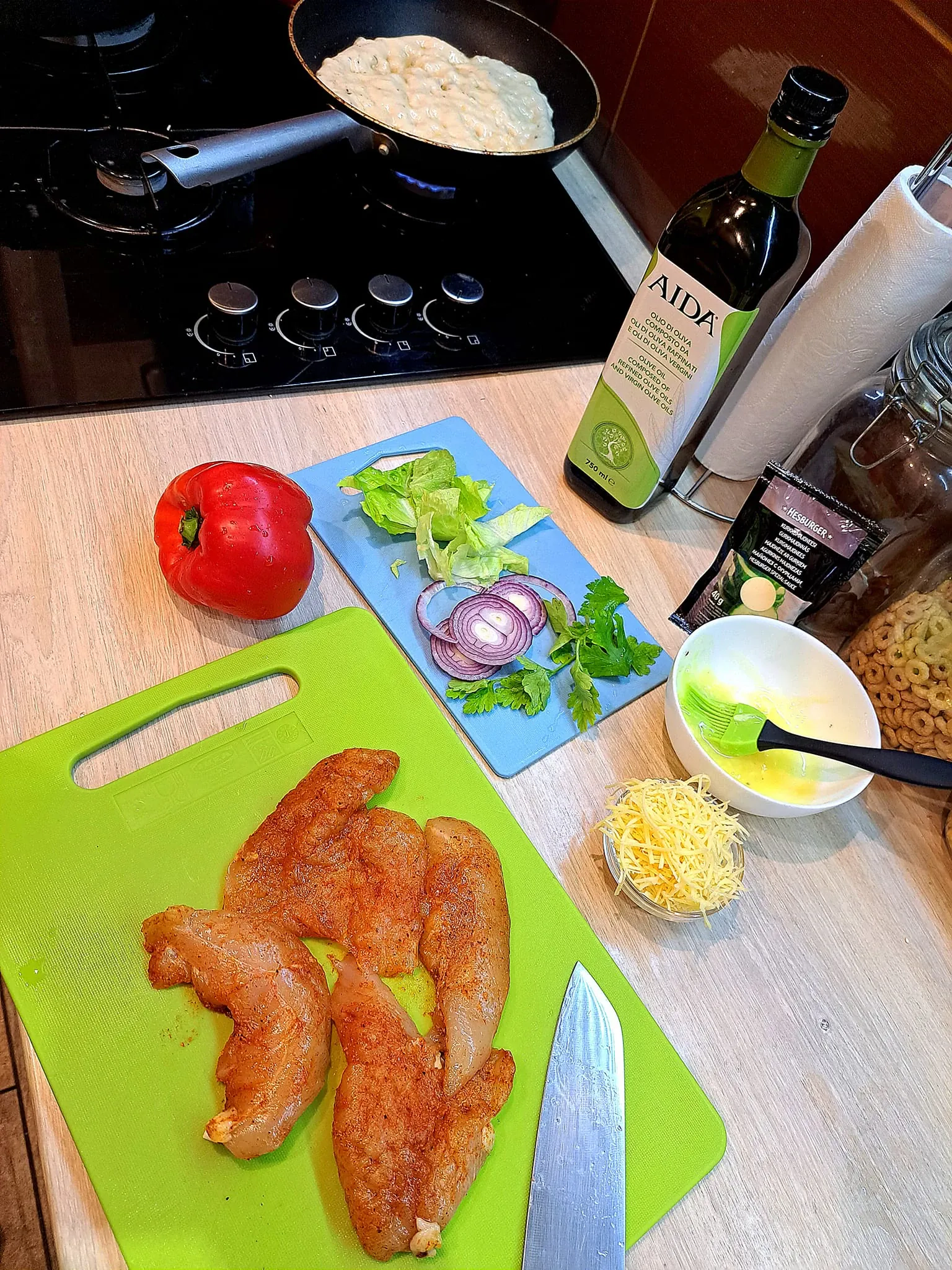 Panini sumuštiniai su kepta vištiena, raudonaisiais svogūnais ir paprikomis