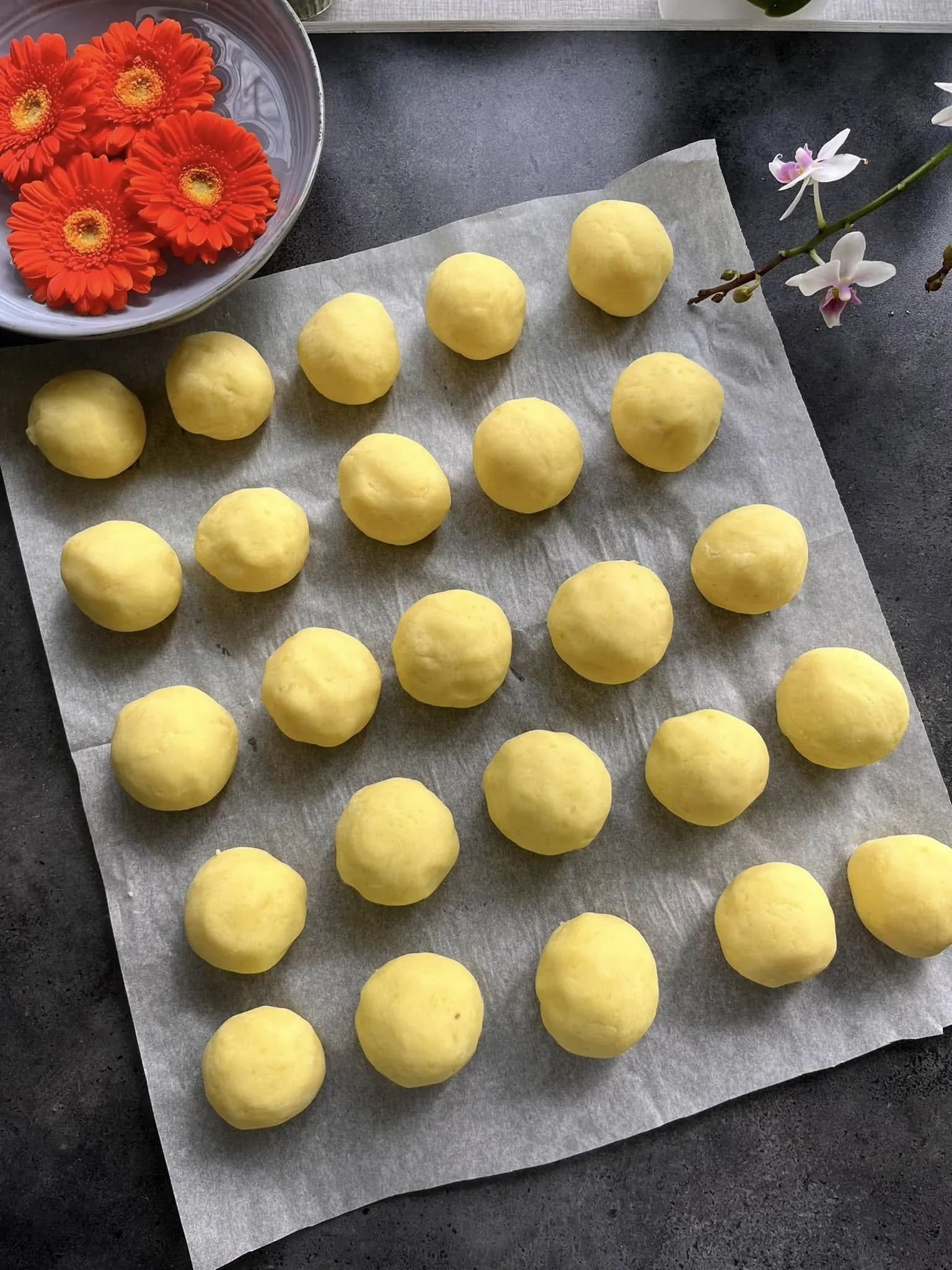 Šilkiniai bulvių kukulaičiai ir spirgučių padažas su grietinėle