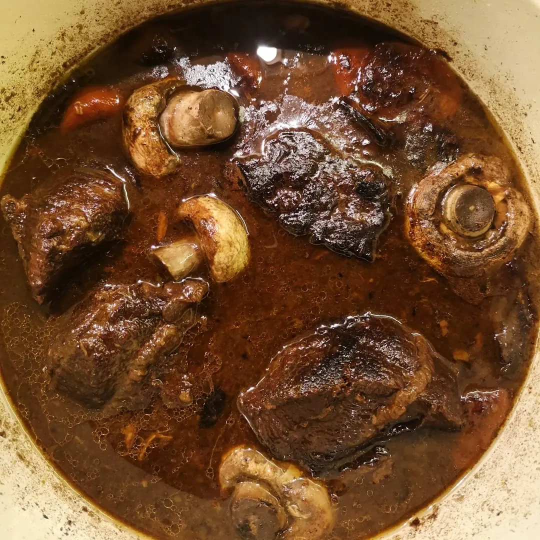 Jaučio žandai troškinti vyne