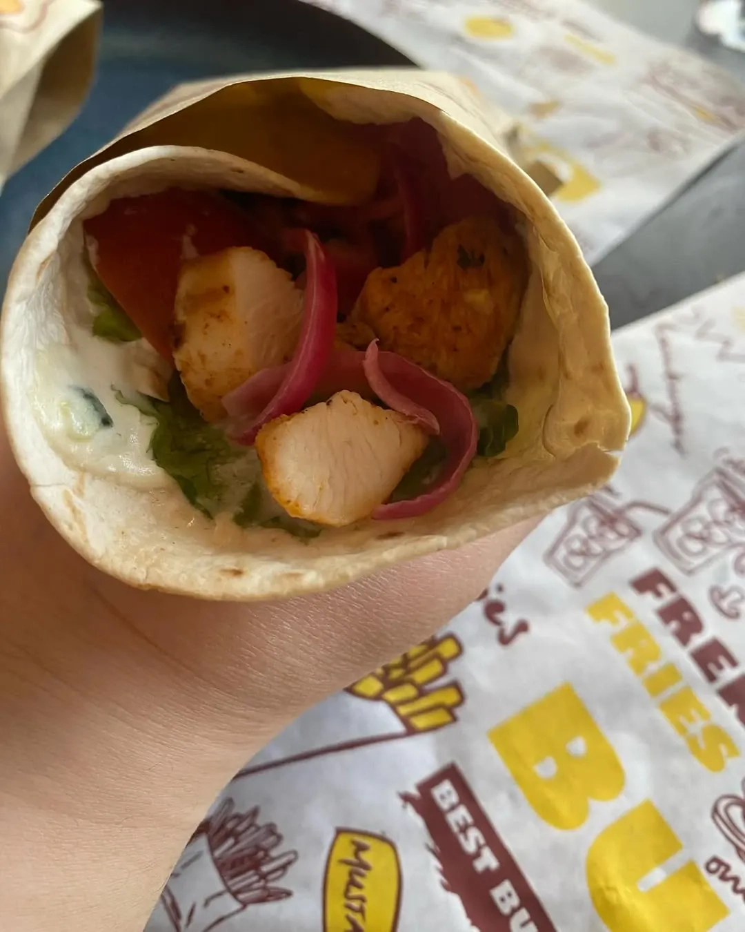 Naminiai tortilijų kebabai su vištiena, daržovėmis, padažu ir sūriu