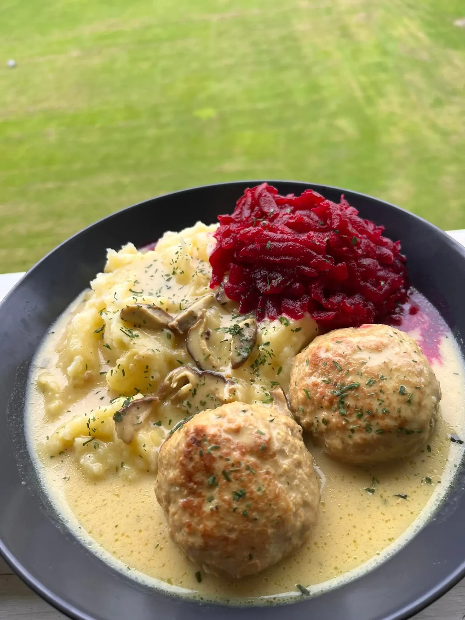 Sultingi kiaulienos kotletai su pievagrybių padažu