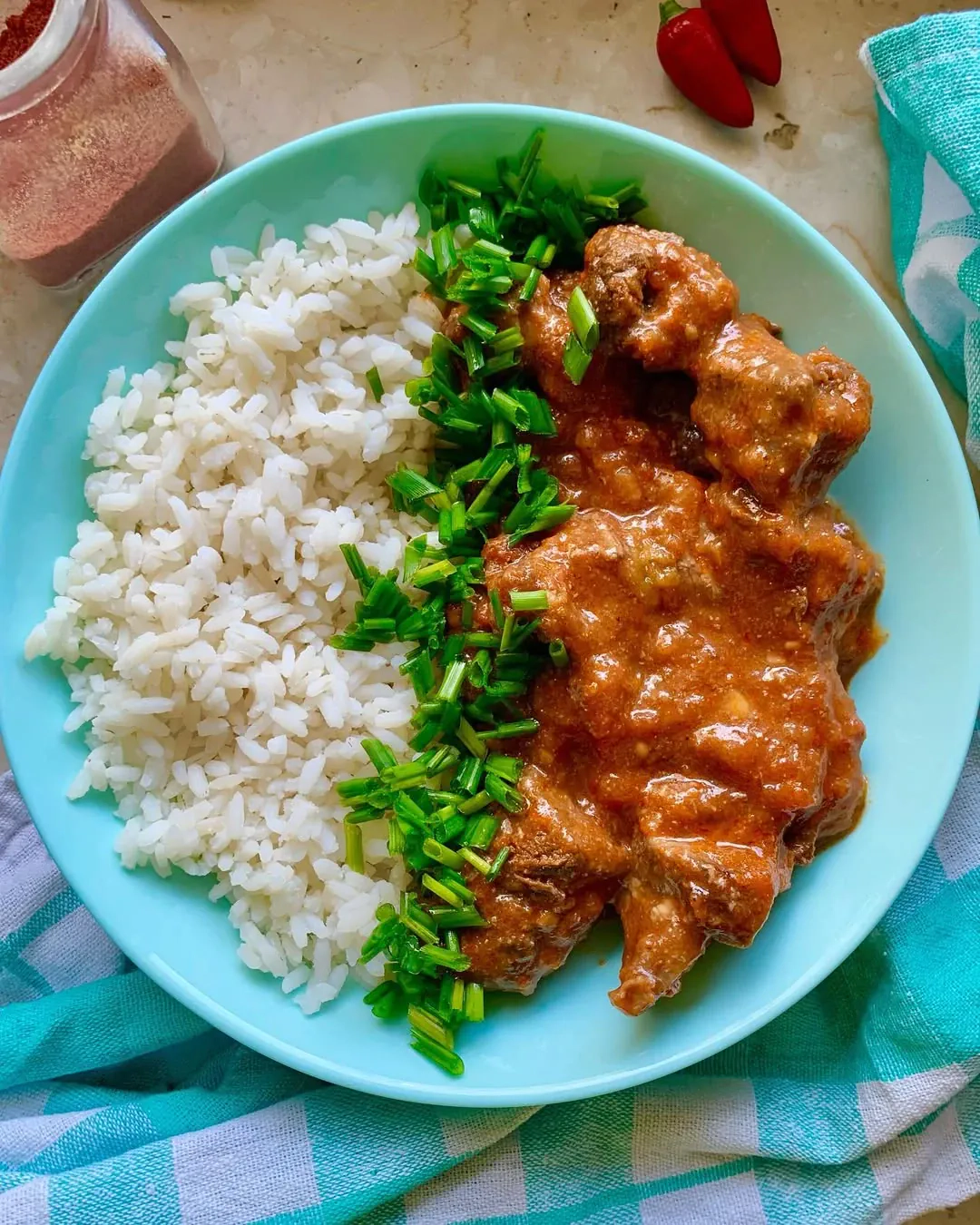 Jautienos mentės troškinys su keptomis pupelėmis