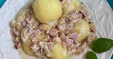Bulviniai kukuliai su grietine ir spirgučių padažu