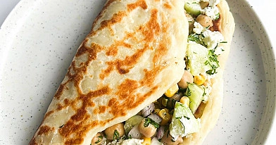 Jogurtinės duonelės įdarytos daržovių salotomis ir feta
