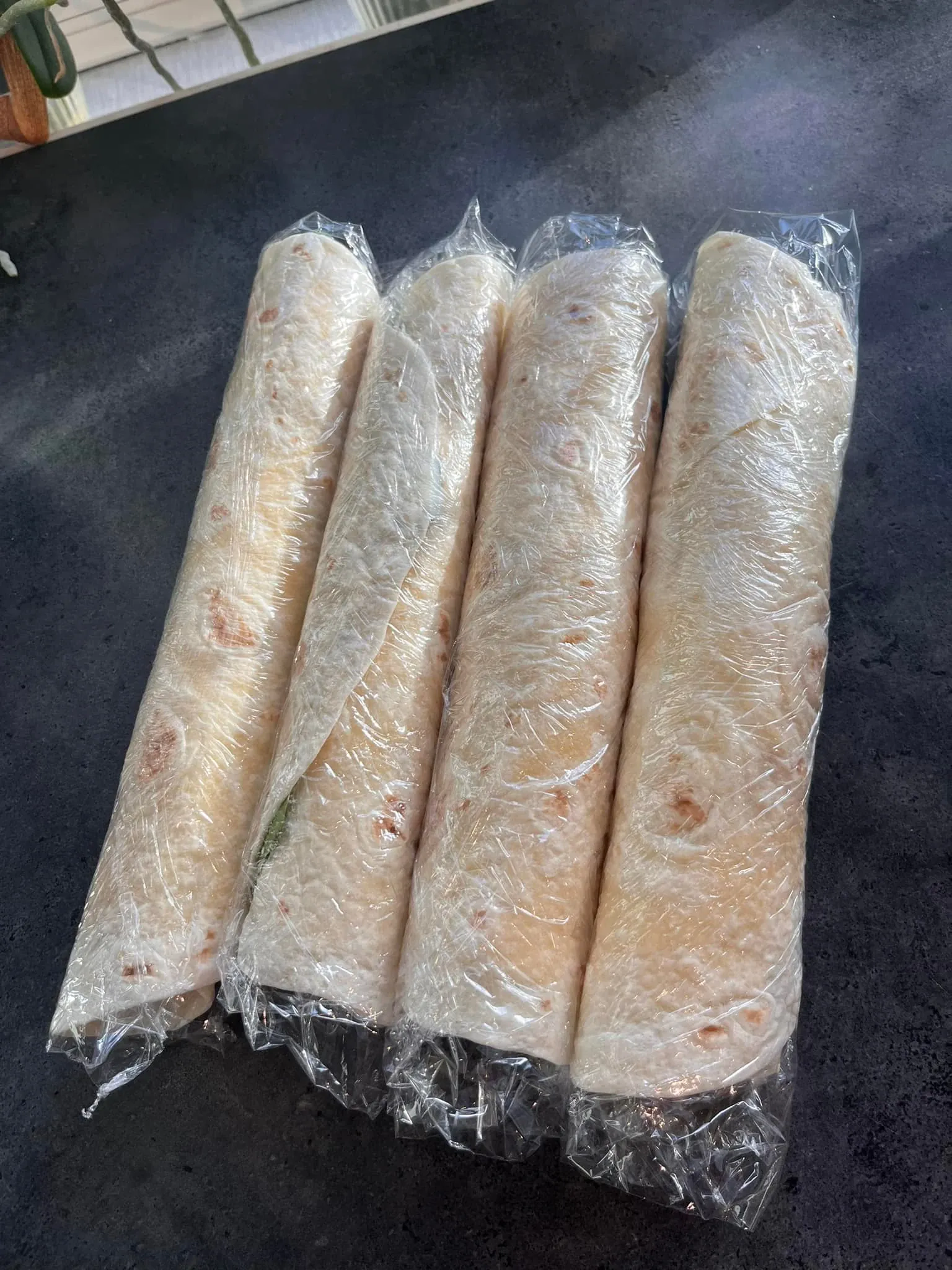 Tortilijos suktinukai su lašiša, varškės sūreliu ir agurkais