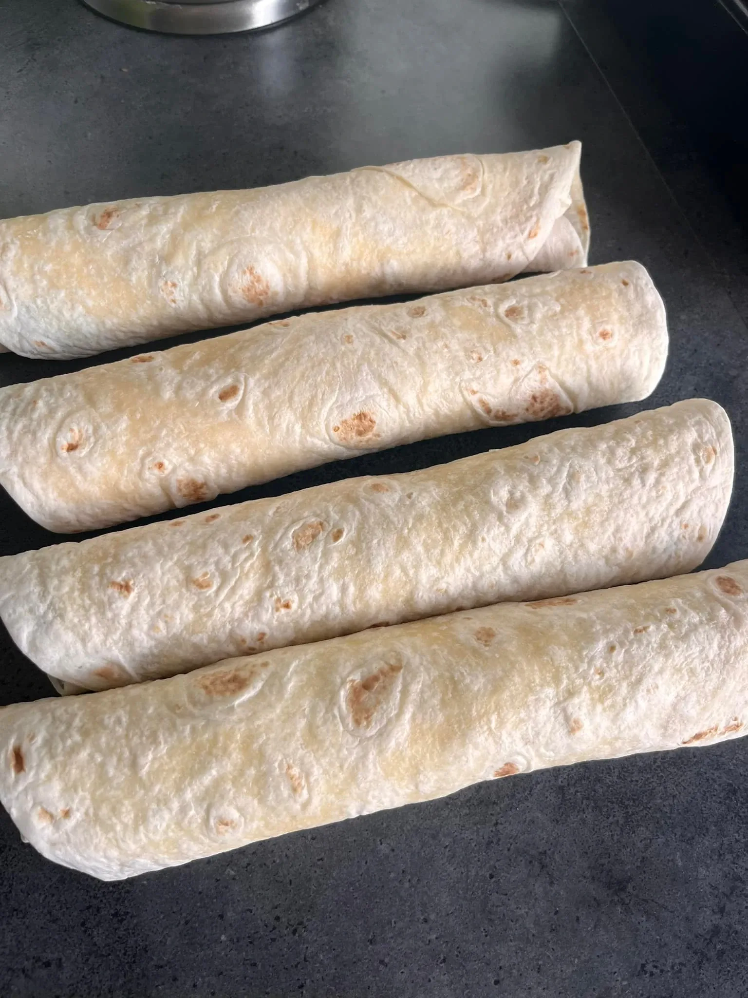 Tortilijos suktinukai su lašiša, varškės sūreliu ir agurkais