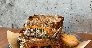 Tuna melt - keptas sumuštinis su tunu ir sūriu