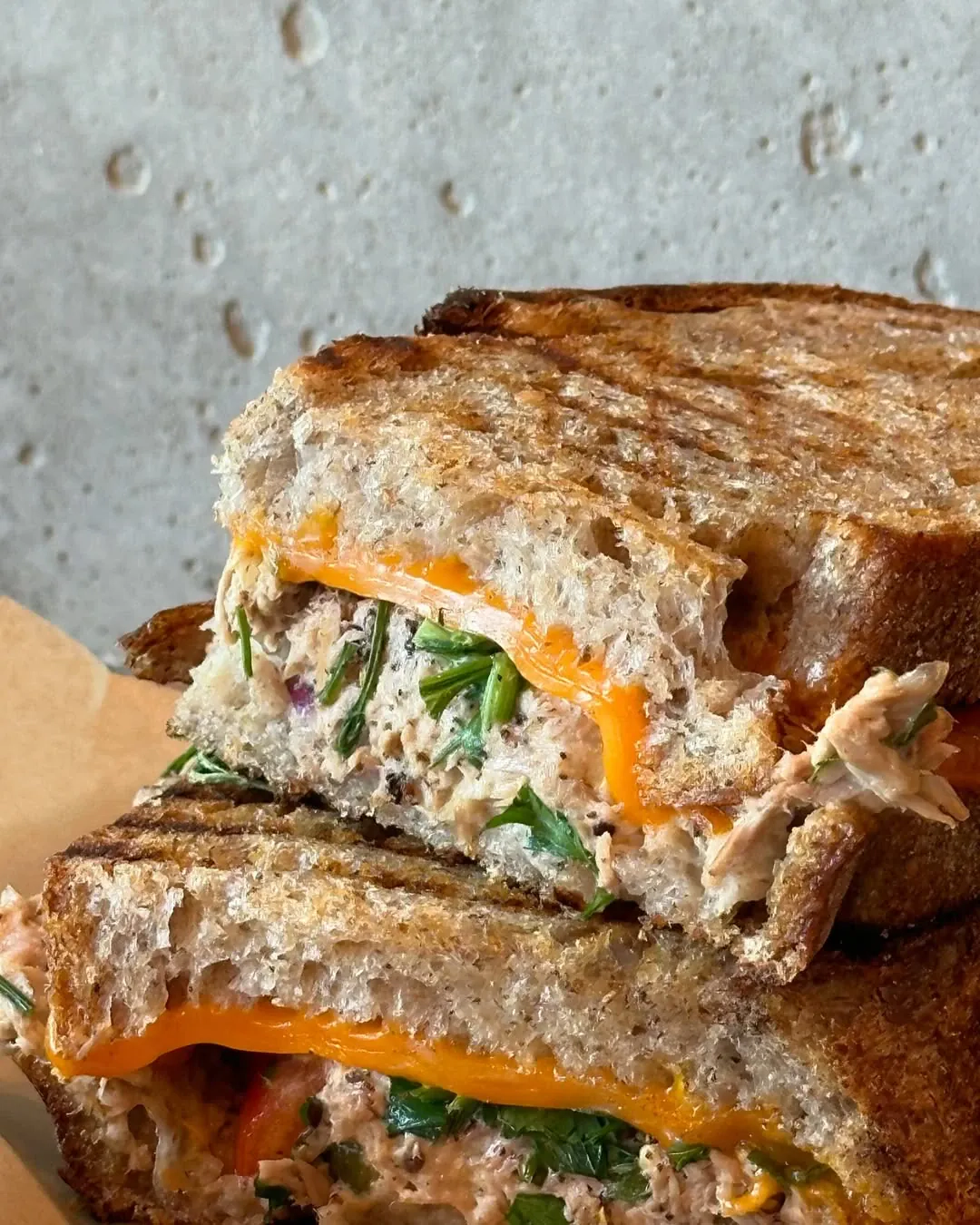 Tuna melt - keptas sumuštinis su tunu ir sūriu