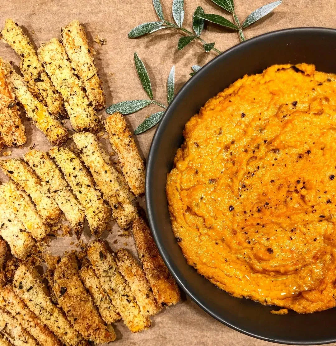 Hummus (humusas) - virtų avinžirnių užtepėlė su saulėje džiovintais pomidorais