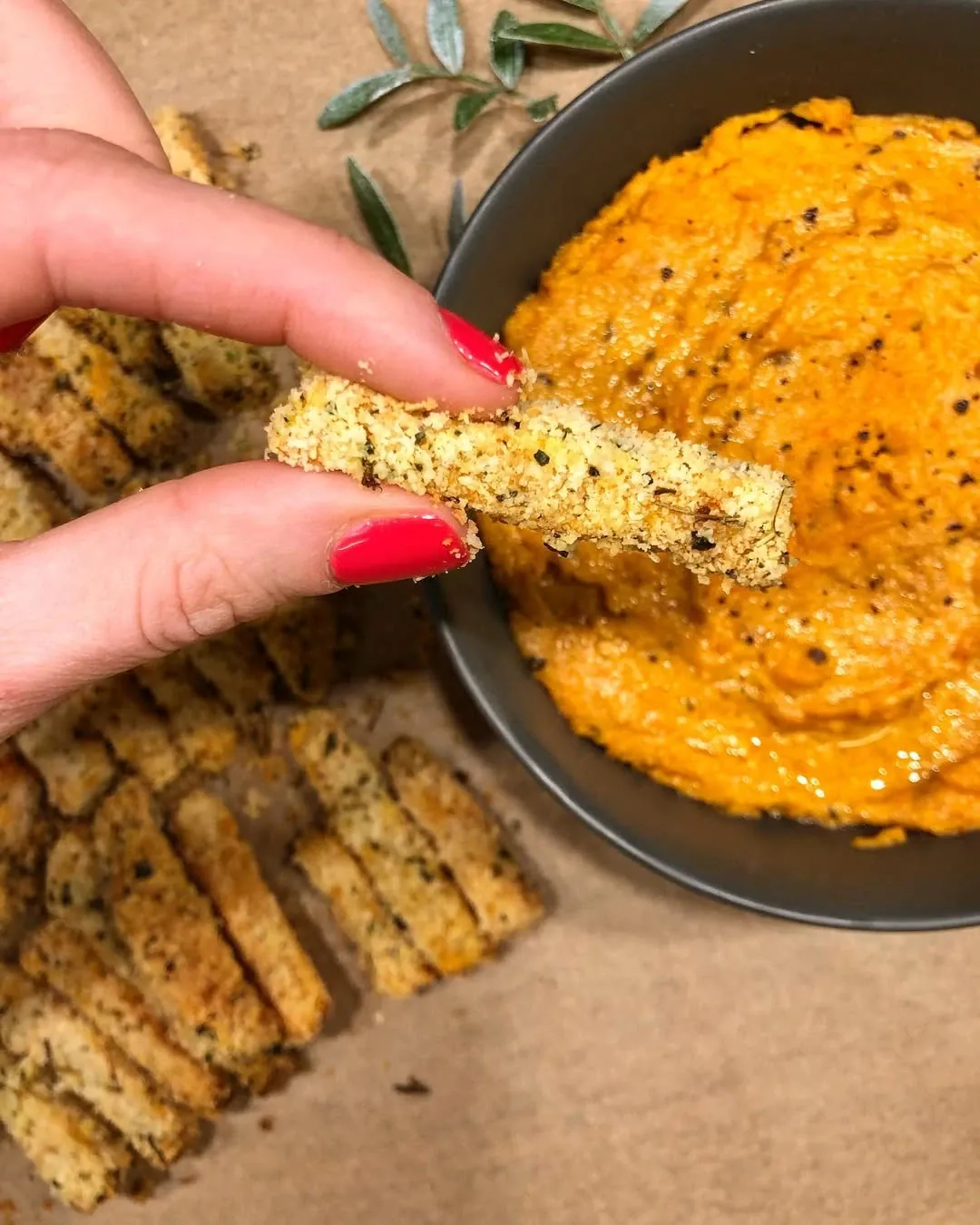 Hummus (humusas) - virtų avinžirnių užtepėlė su saulėje džiovintais pomidorais