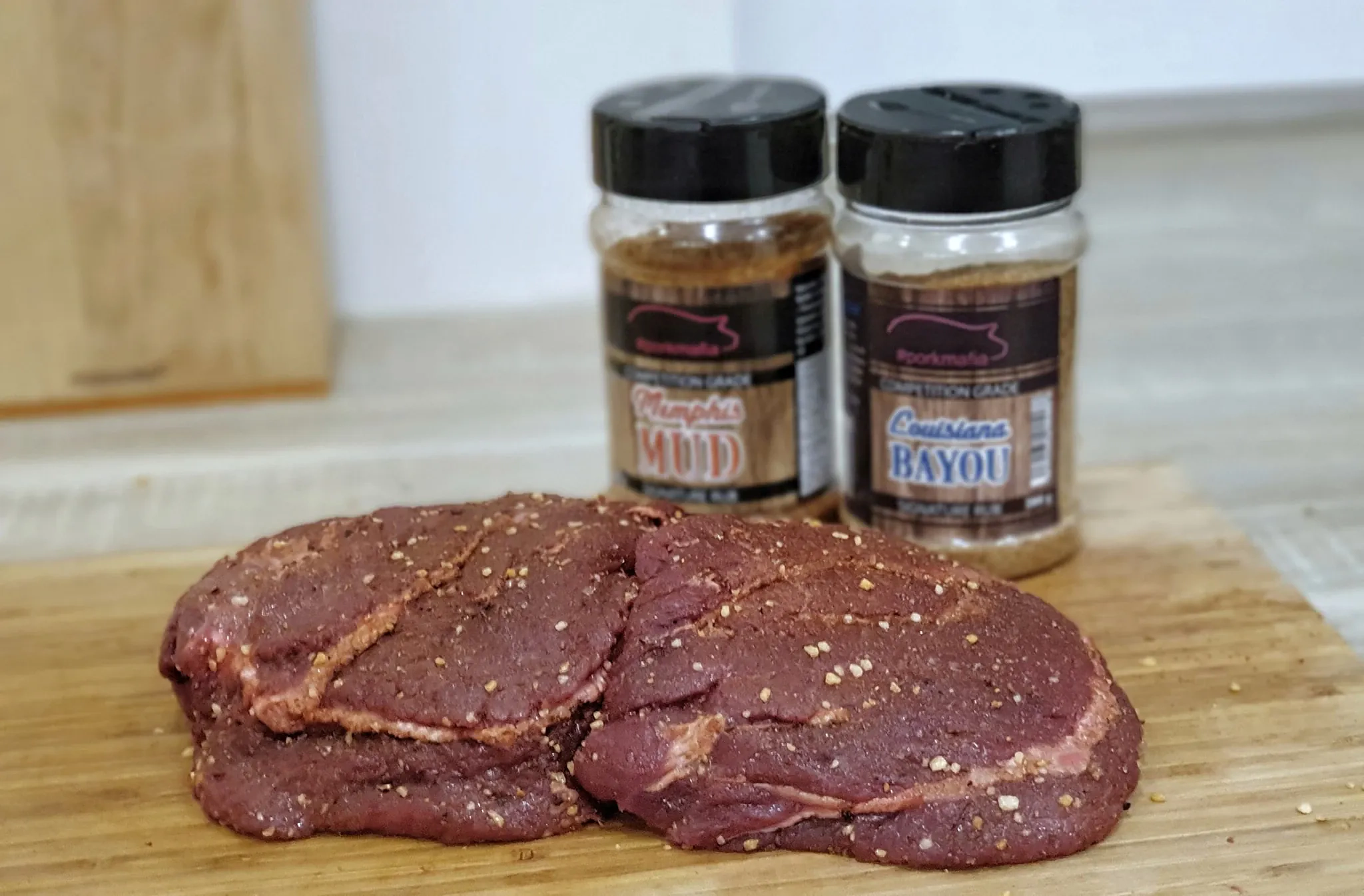 Lėtai kepti jaučio žandai kamado tipo grilyje