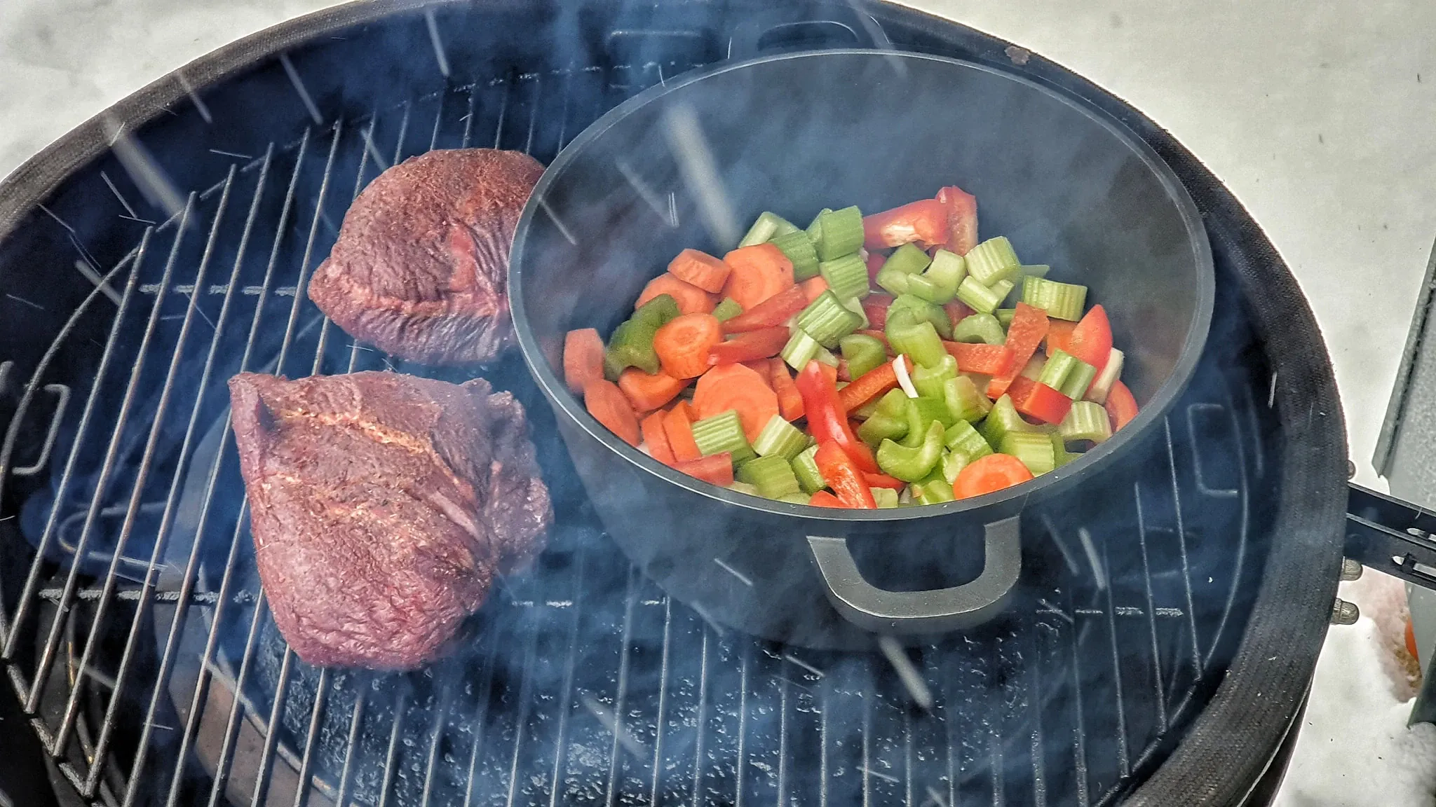 Lėtai kepti jaučio žandai kamado tipo grilyje