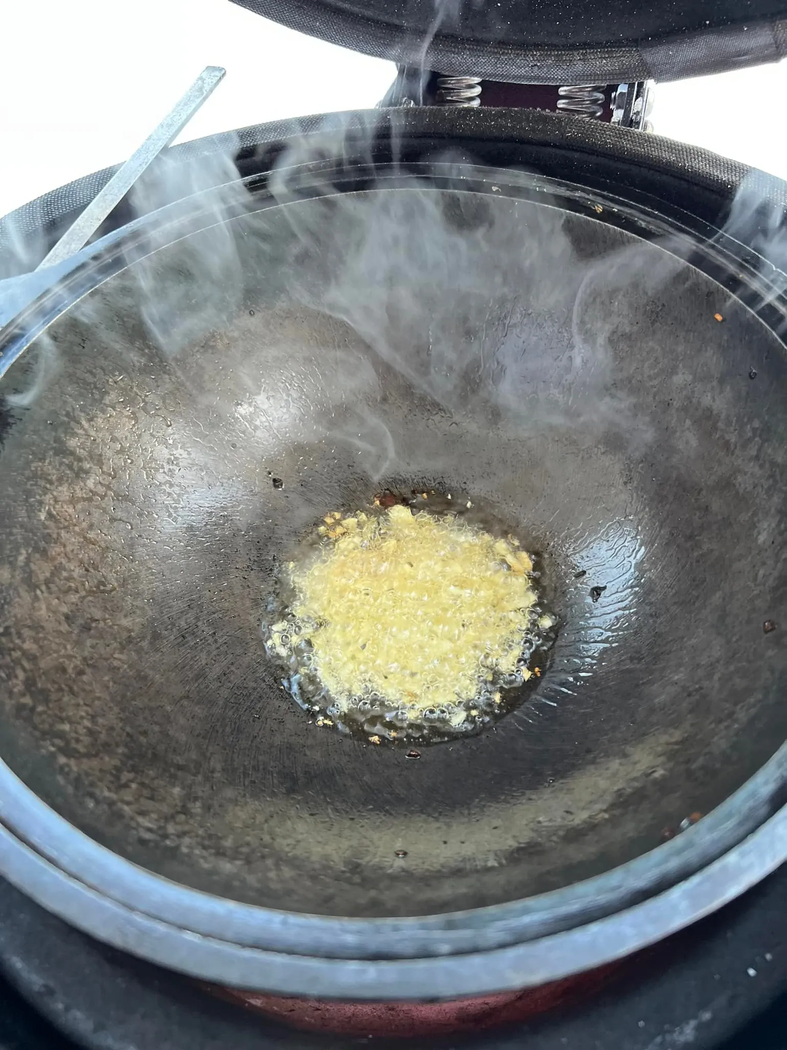 Plovas mini kazane su kiaulienos sprandine ir morkomis