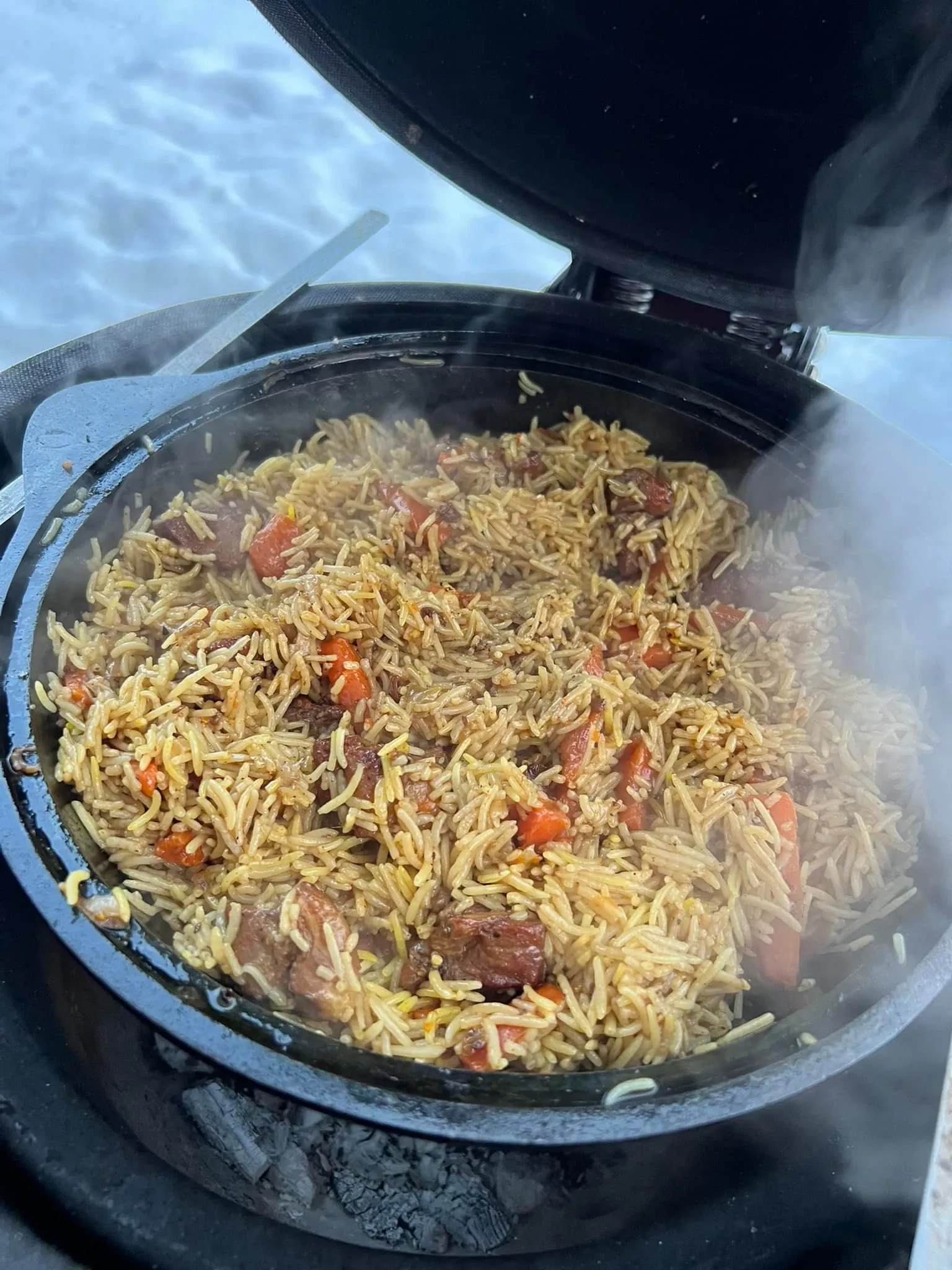 Plovas mini kazane su kiaulienos sprandine ir morkomis