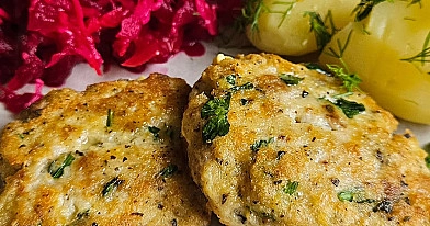 Žuvies kotletai su cukinija ir morkomis
