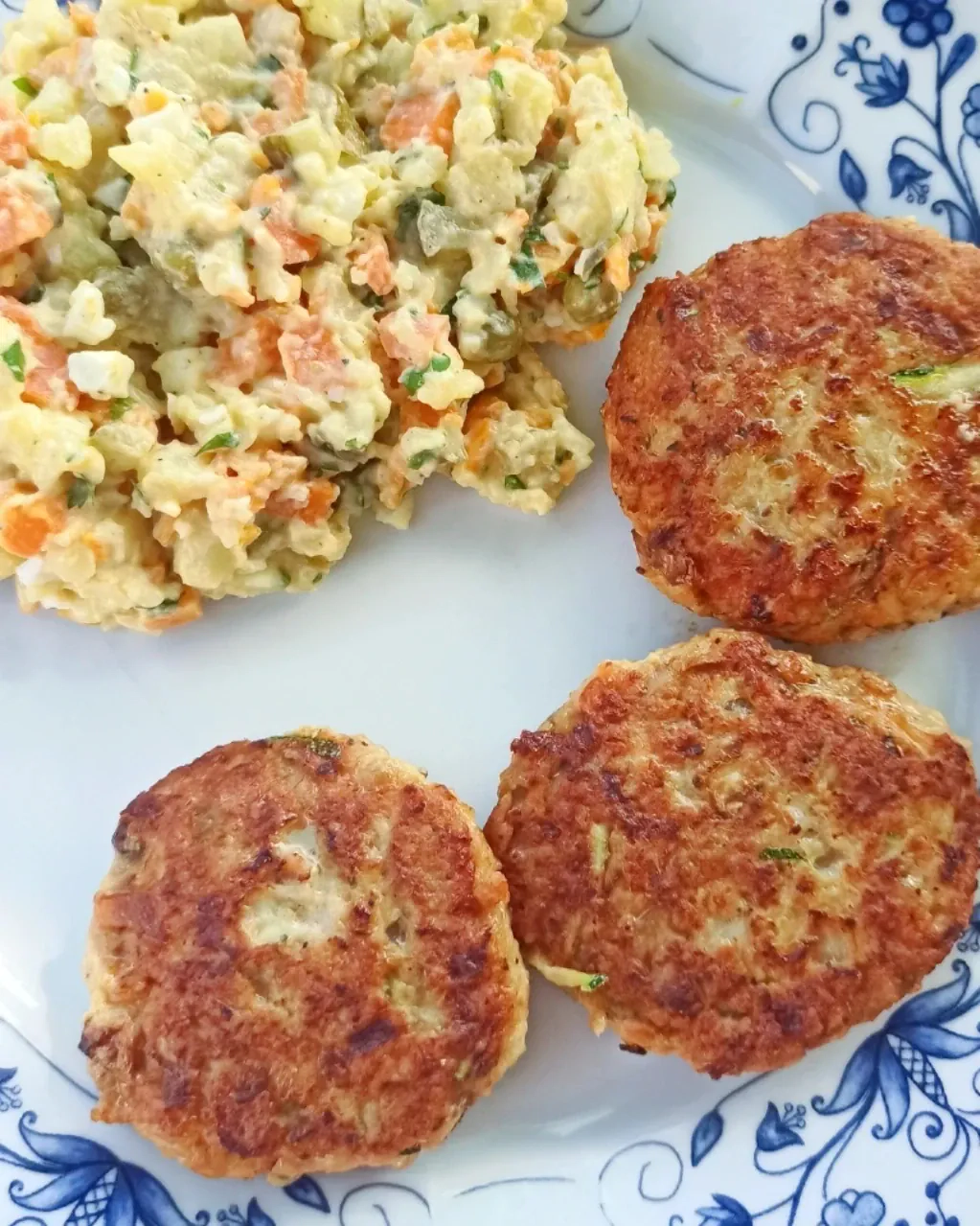 Traškūs vištienos ir daržovių kotletai su džiūvėsėliais