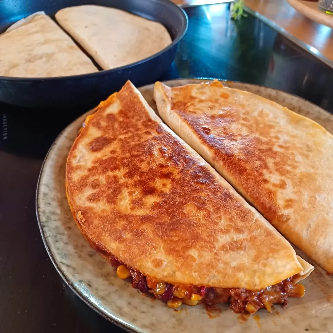 Kesadilijos su faršu ir daržovėmis