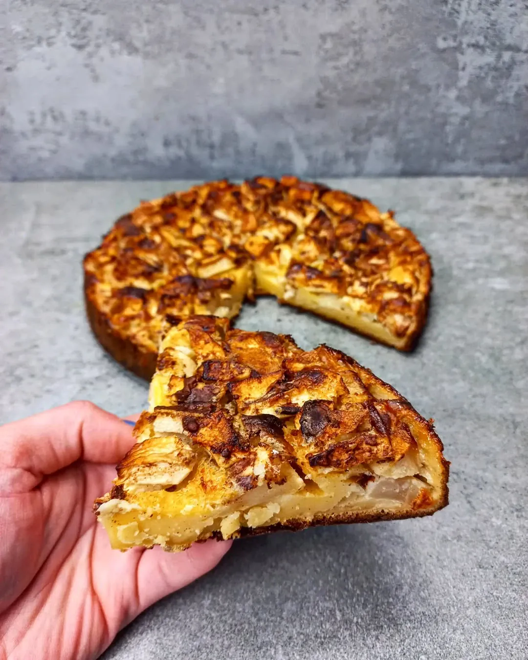 Paprastas močiutės obuolių pyragas su grietine ir aliejumi