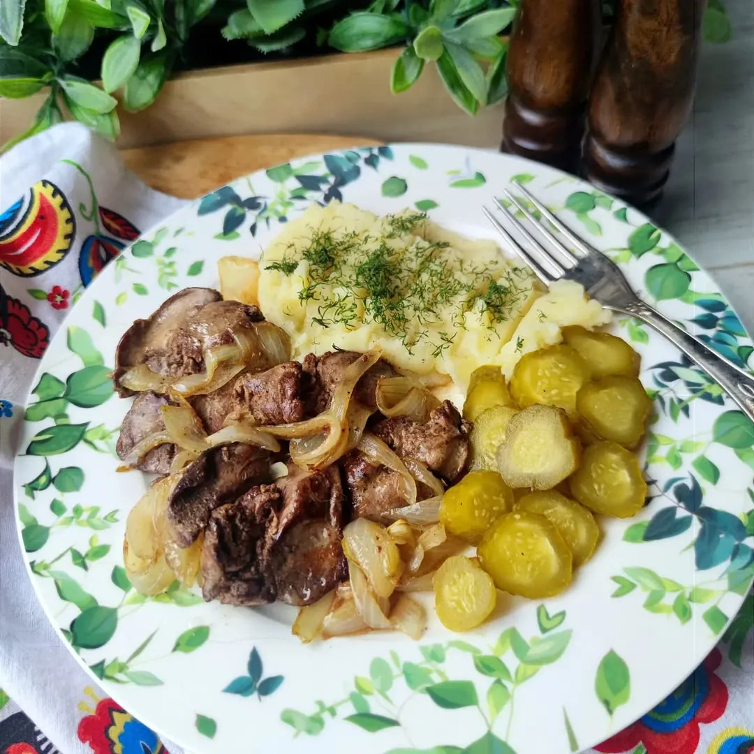 Keptos vištienos kepenėlės su svogūnais