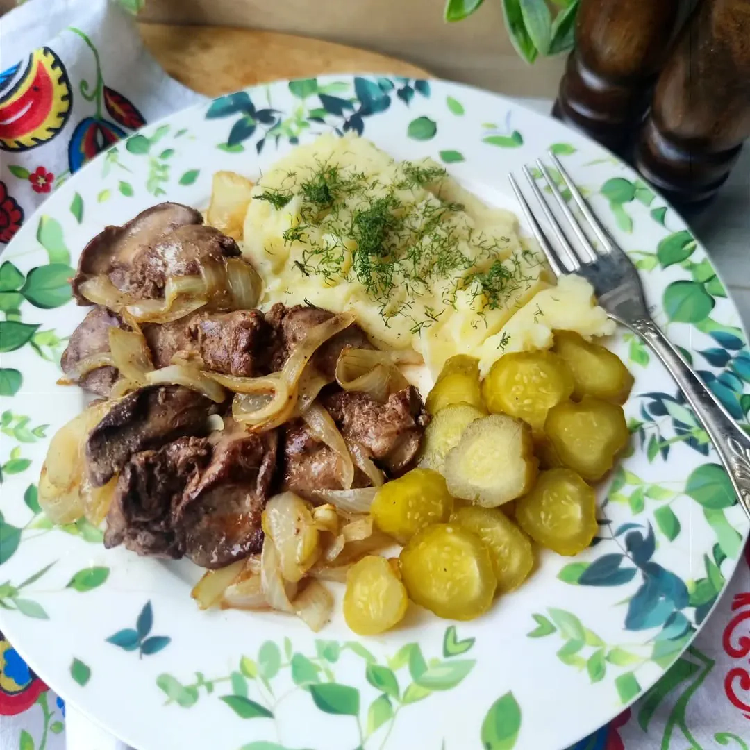 Keptos vištienos kepenėlės su svogūnais