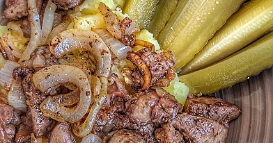 Troškintos vištienos kepenėlės su svogūnais ir čiobreliu