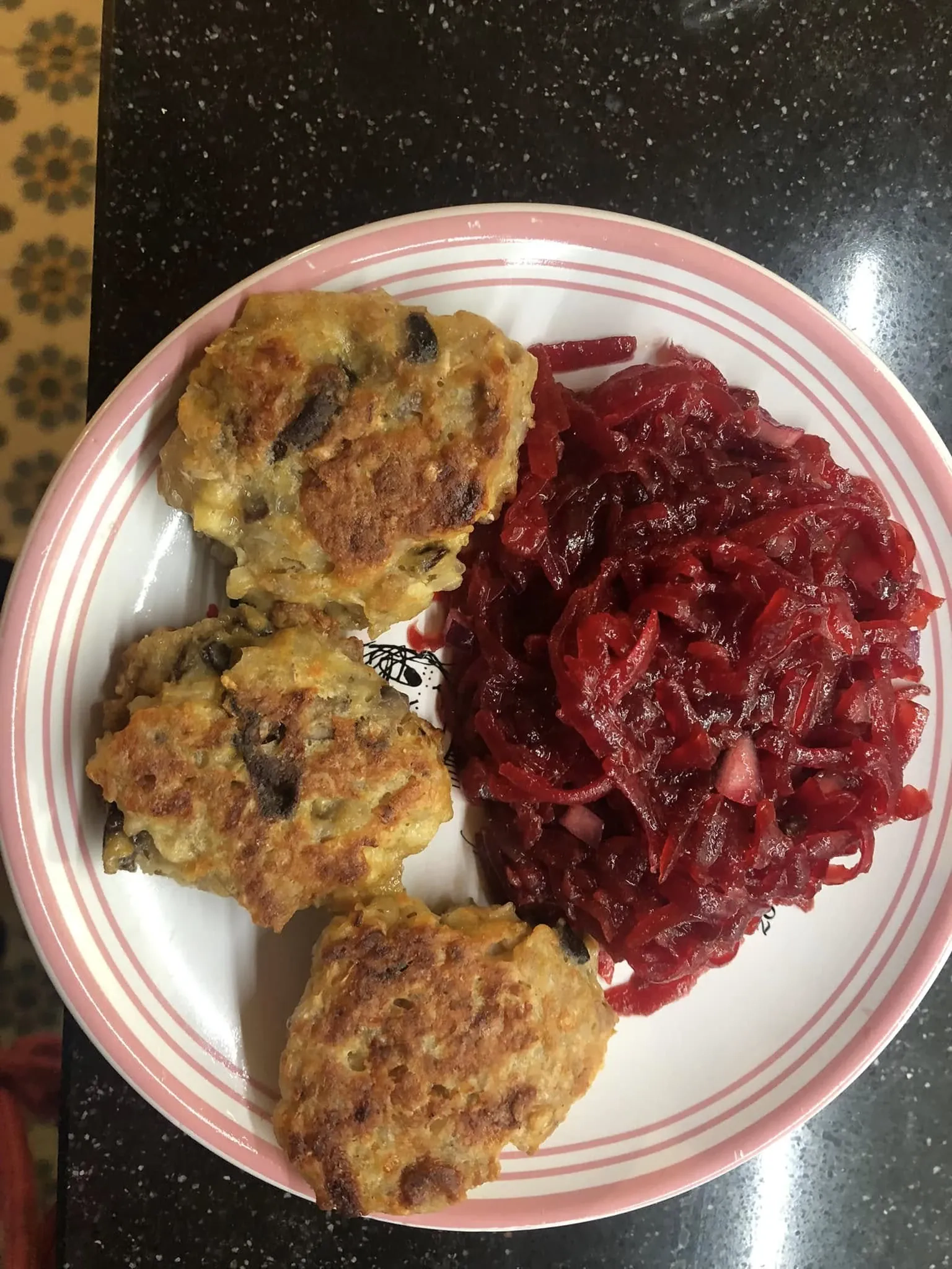 Paprasti grikių kepsneliai, kepti keptuvėje