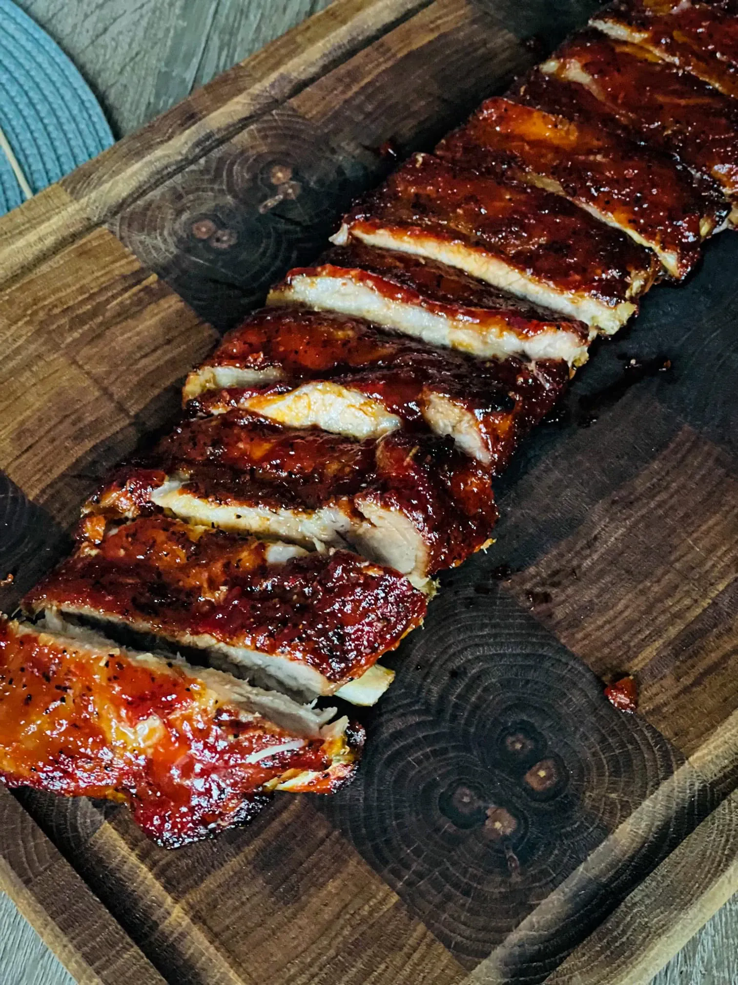 Lipnūs kiaulienos šonkauliukai su sojų padažu ir medumi