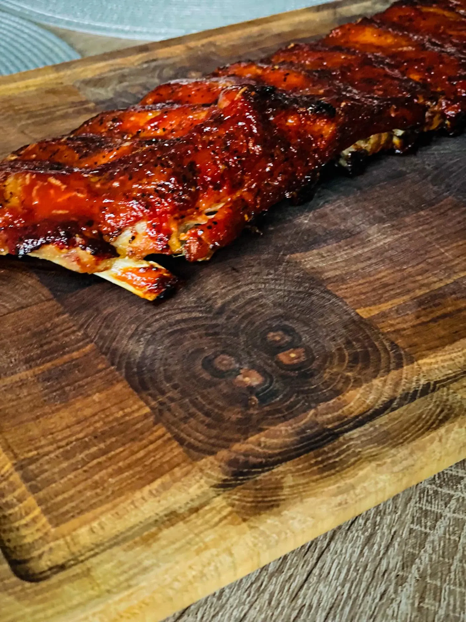 Lipnūs kiaulienos šonkauliukai su sojų padažu ir medumi